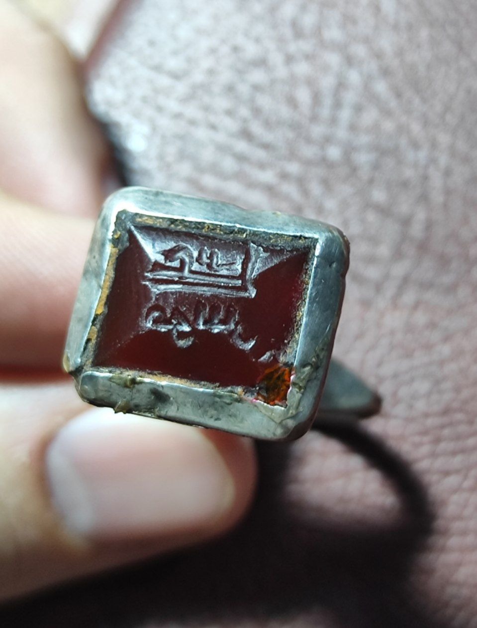 مهر قدیمی با خط کوفی و مدبر نقره