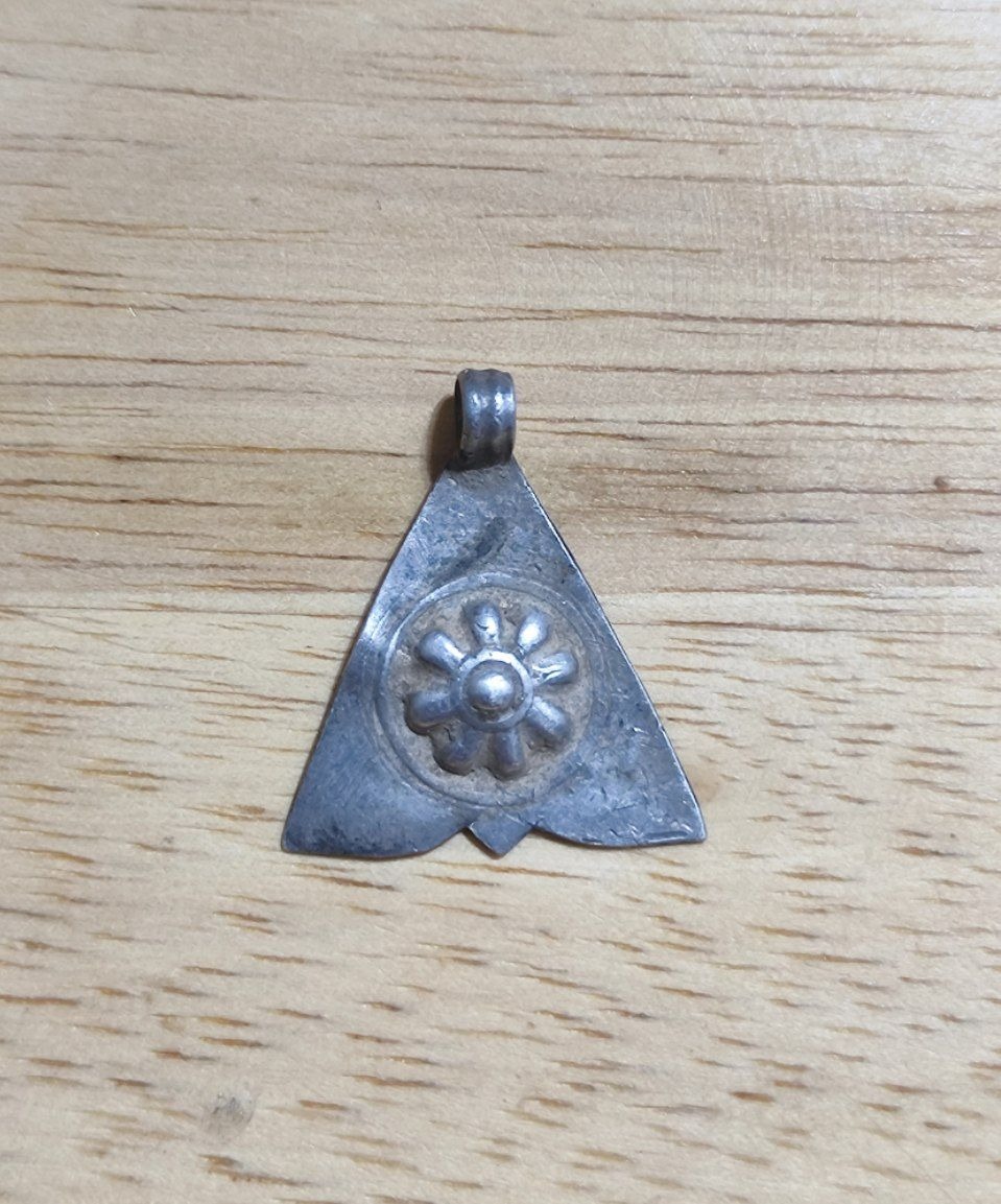 آویز قدیمی با نقش نیلوفر باستانی