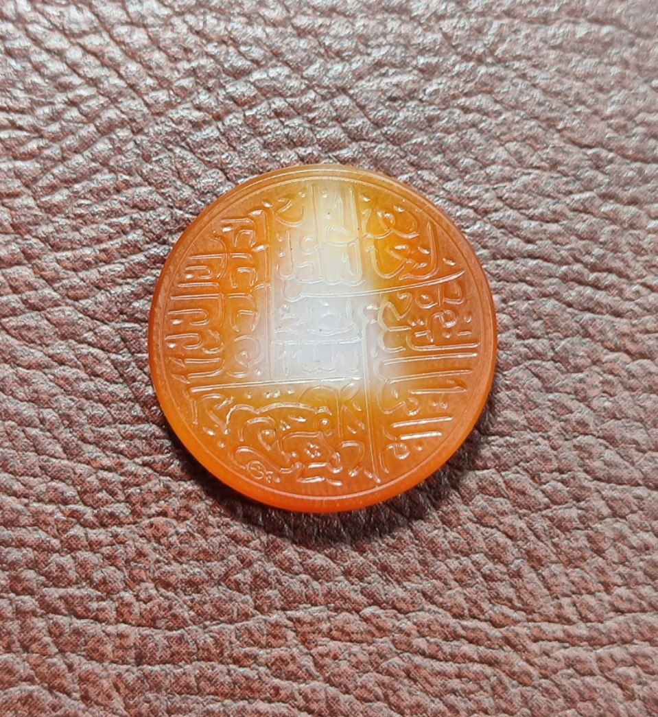 نگین عقیق یمنی با حکاکی به سبک تیموری