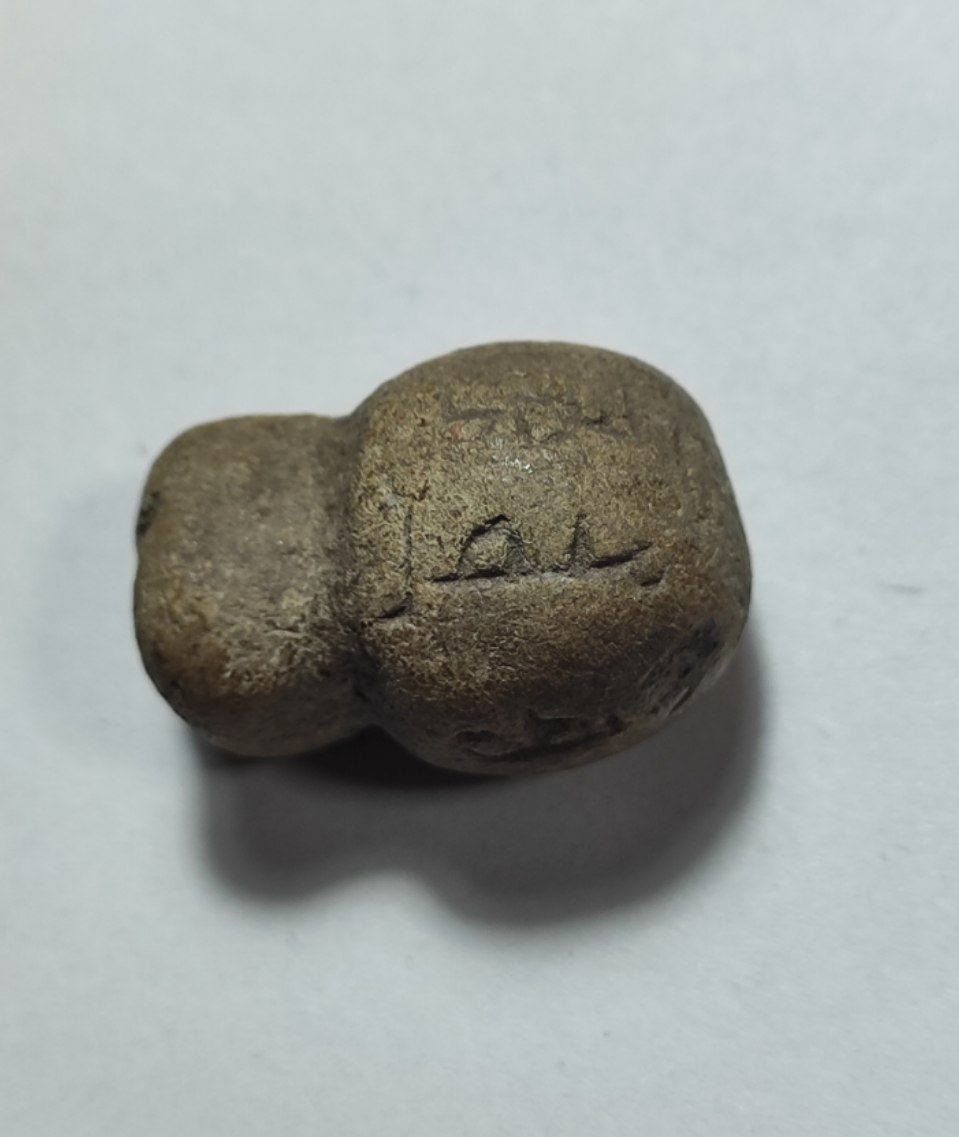 وزنه سنگی قدیمی با خط کوفی