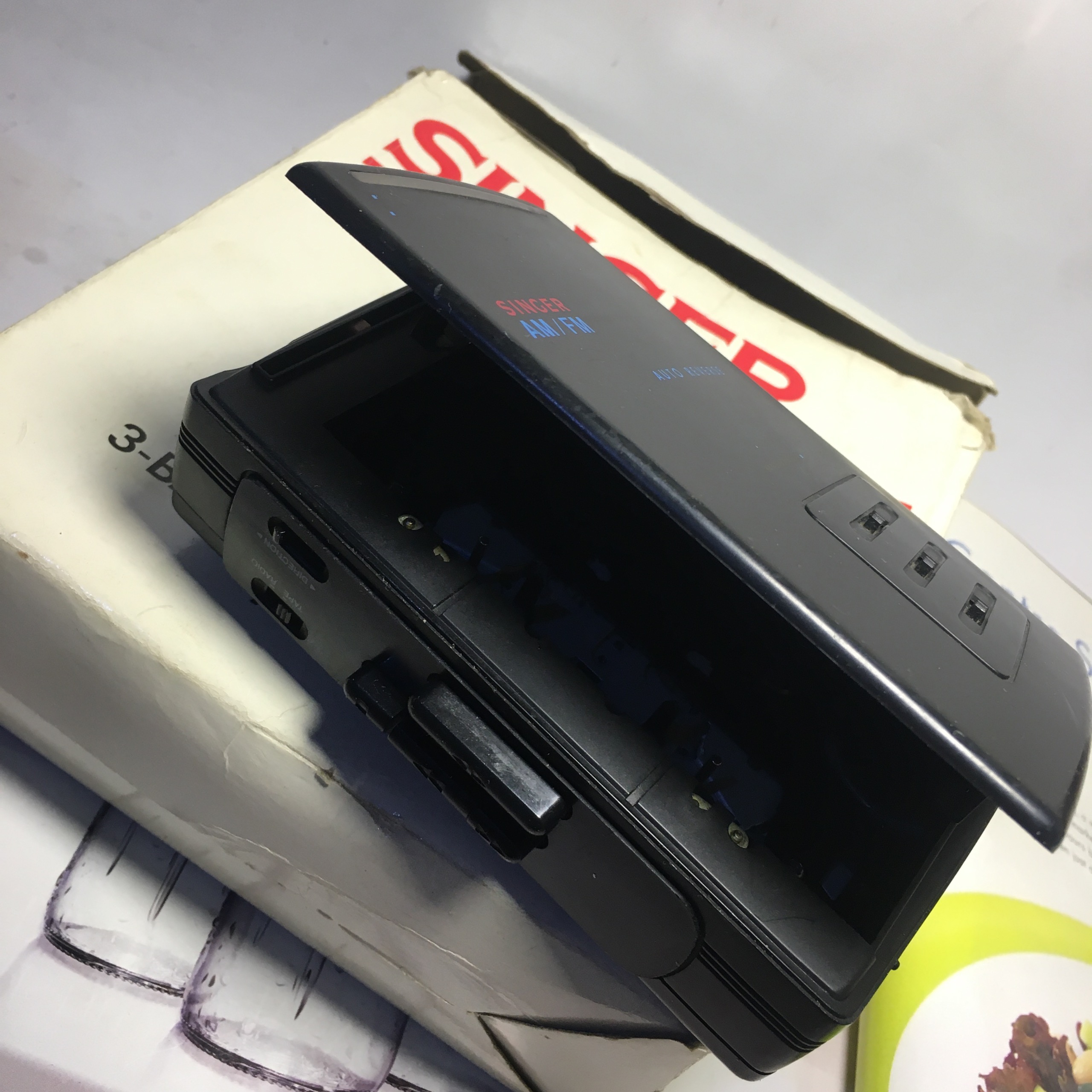 واکمن سینگر دو لبه ، دارای اکولایزر و رادیو