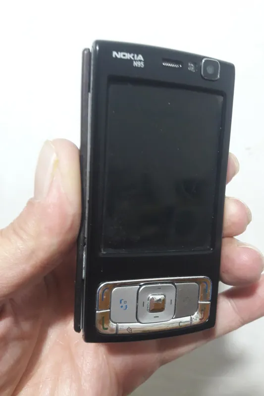 N95 nokia معیوب قاب روگوشی مشکی هست