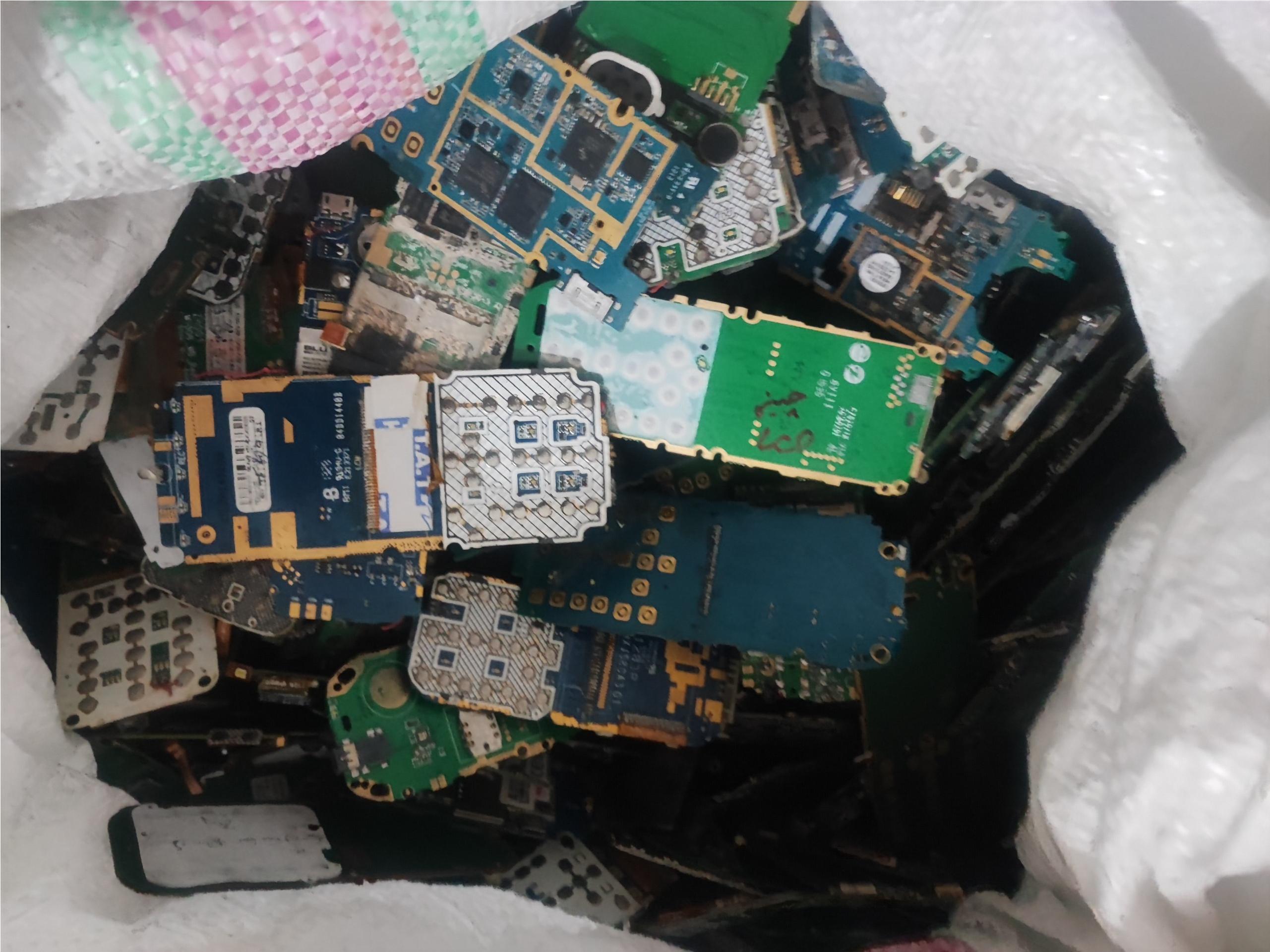 3 کیلو برد دکمه طلایی دست نخورده