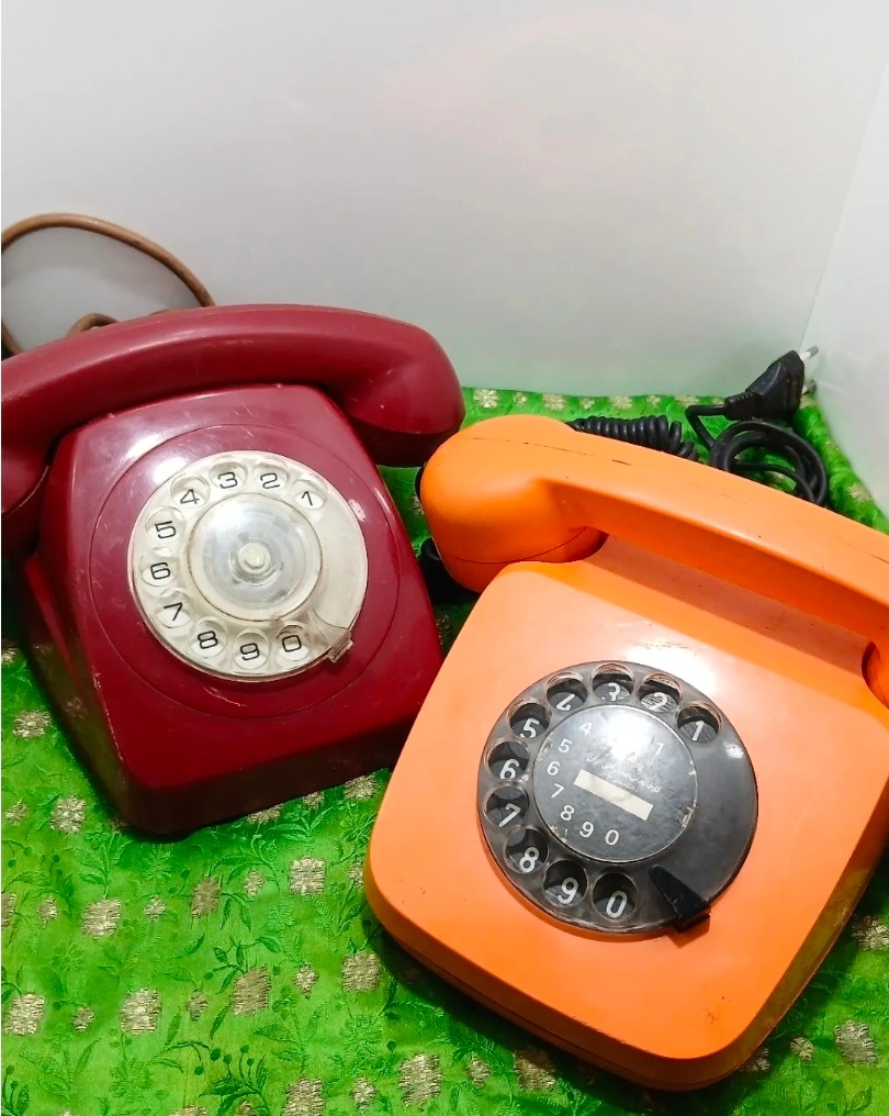 دو عدد تلفن قدیمی