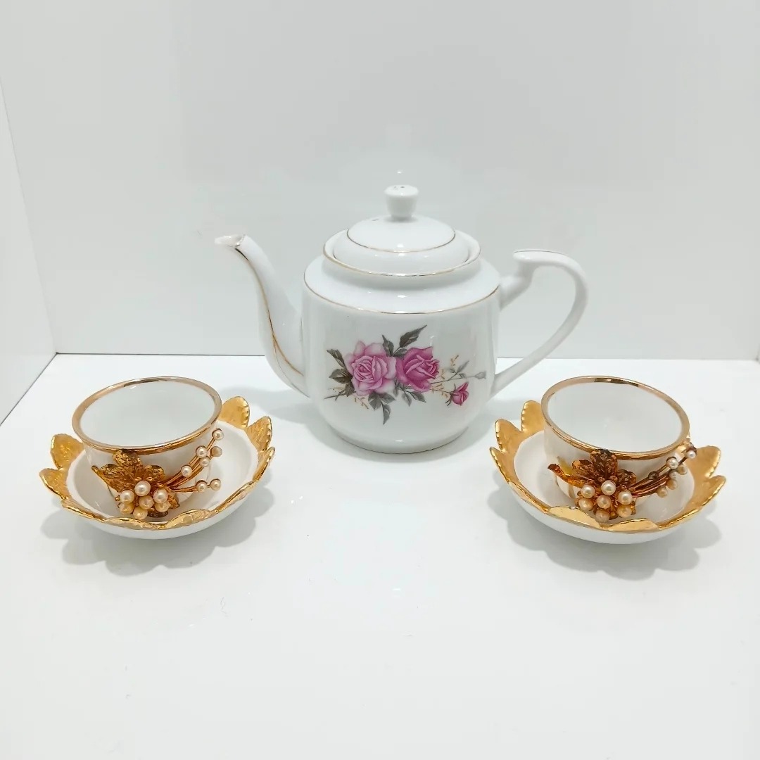 قوری و دو عدد فنجان ژاپنی