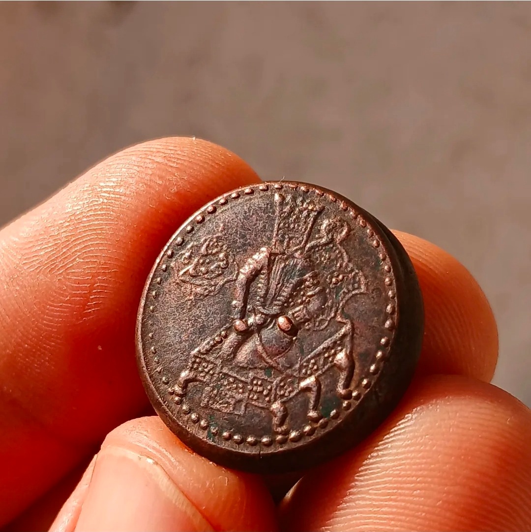 مدال یادبود فتحعلی شاه بر تخت طاووس