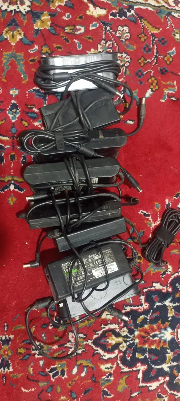 تعداد 8 عدد شارژر لپ تاپ