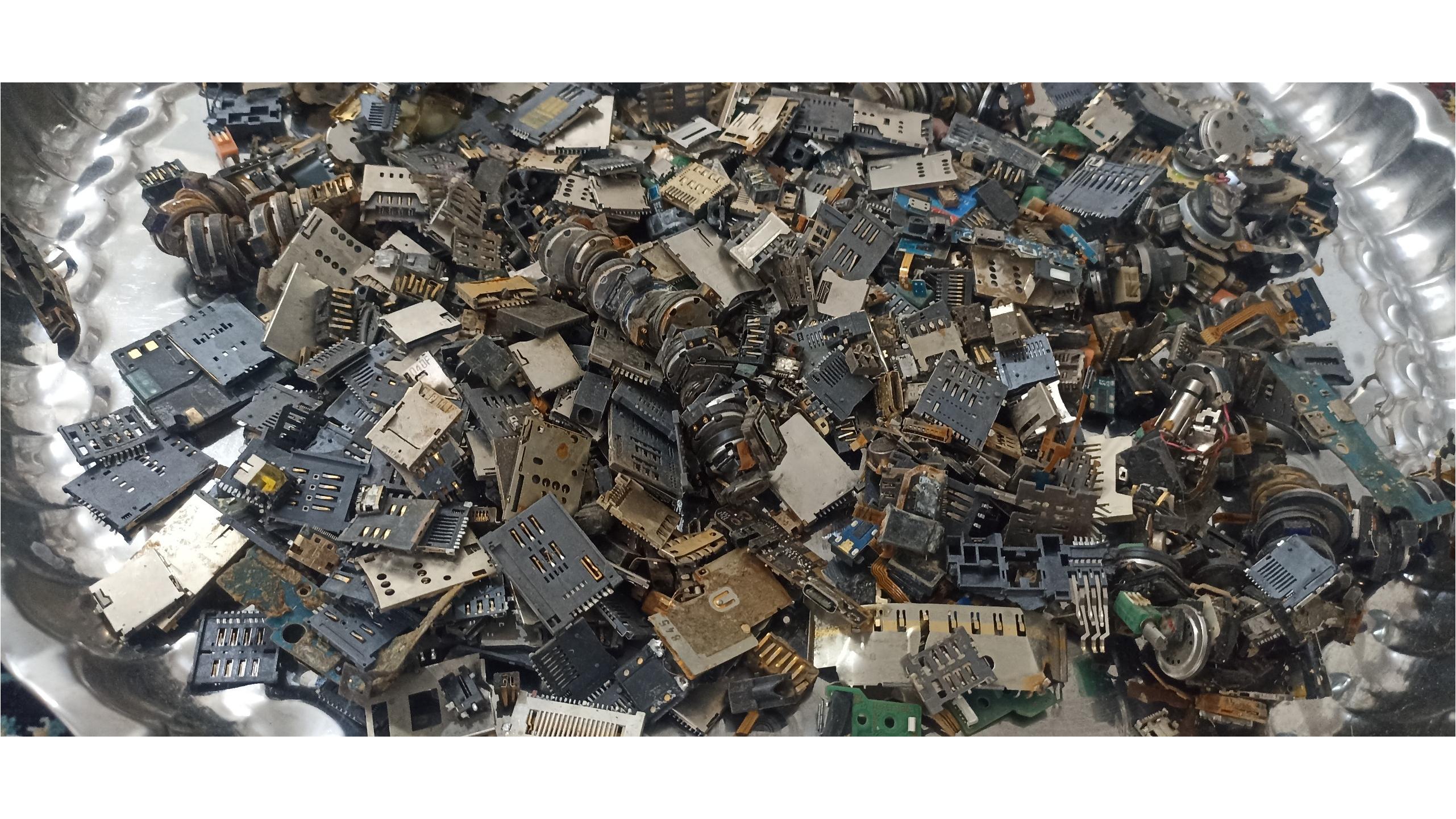 1 کیلو و 300 گرم انواع سوکتهای موبایل