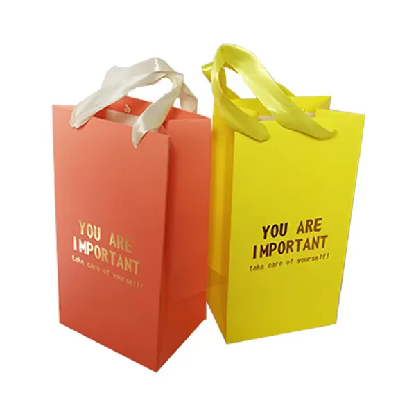 ساک دستی و بگ هدیه طلاکوب