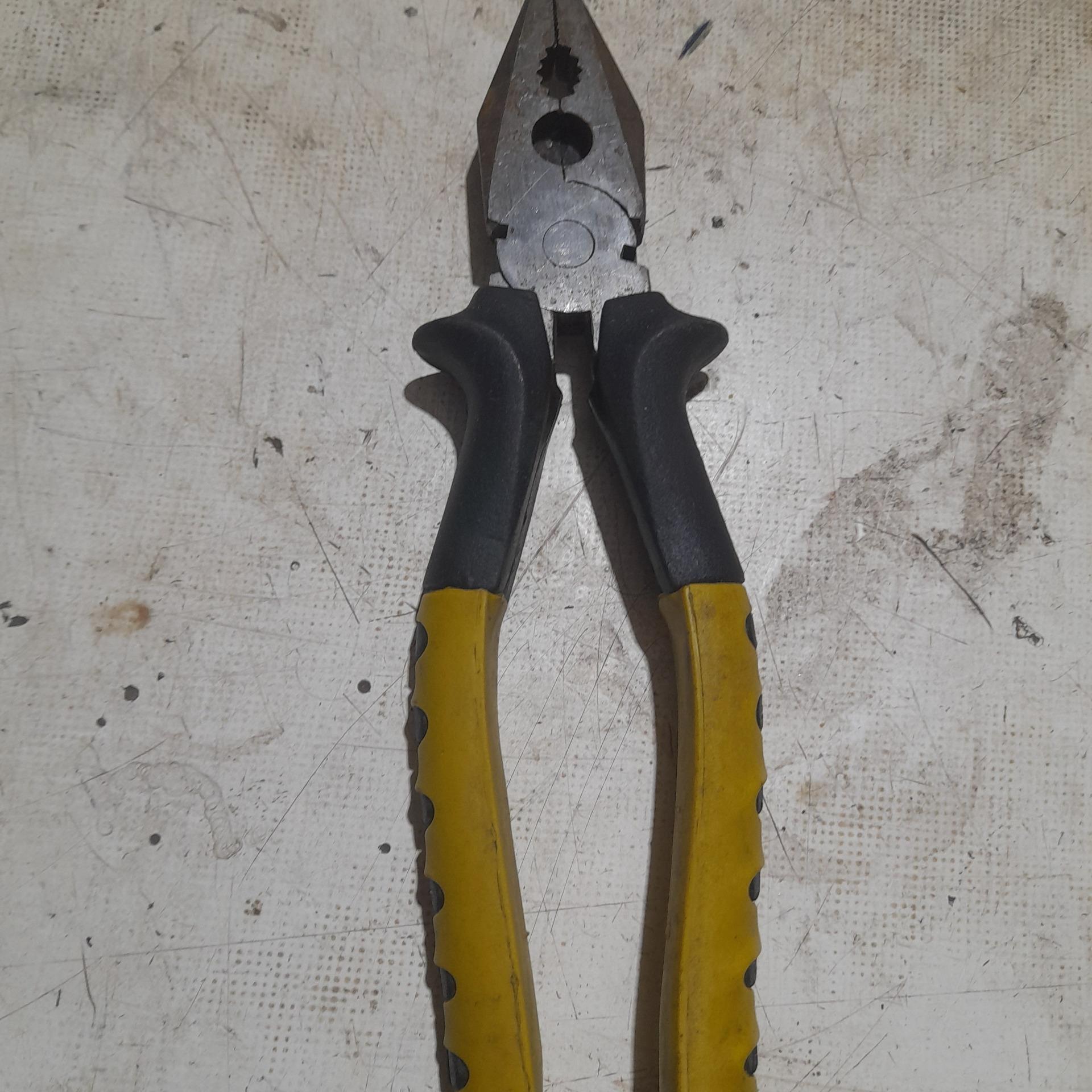 انبر دست قدیمی سالمذ