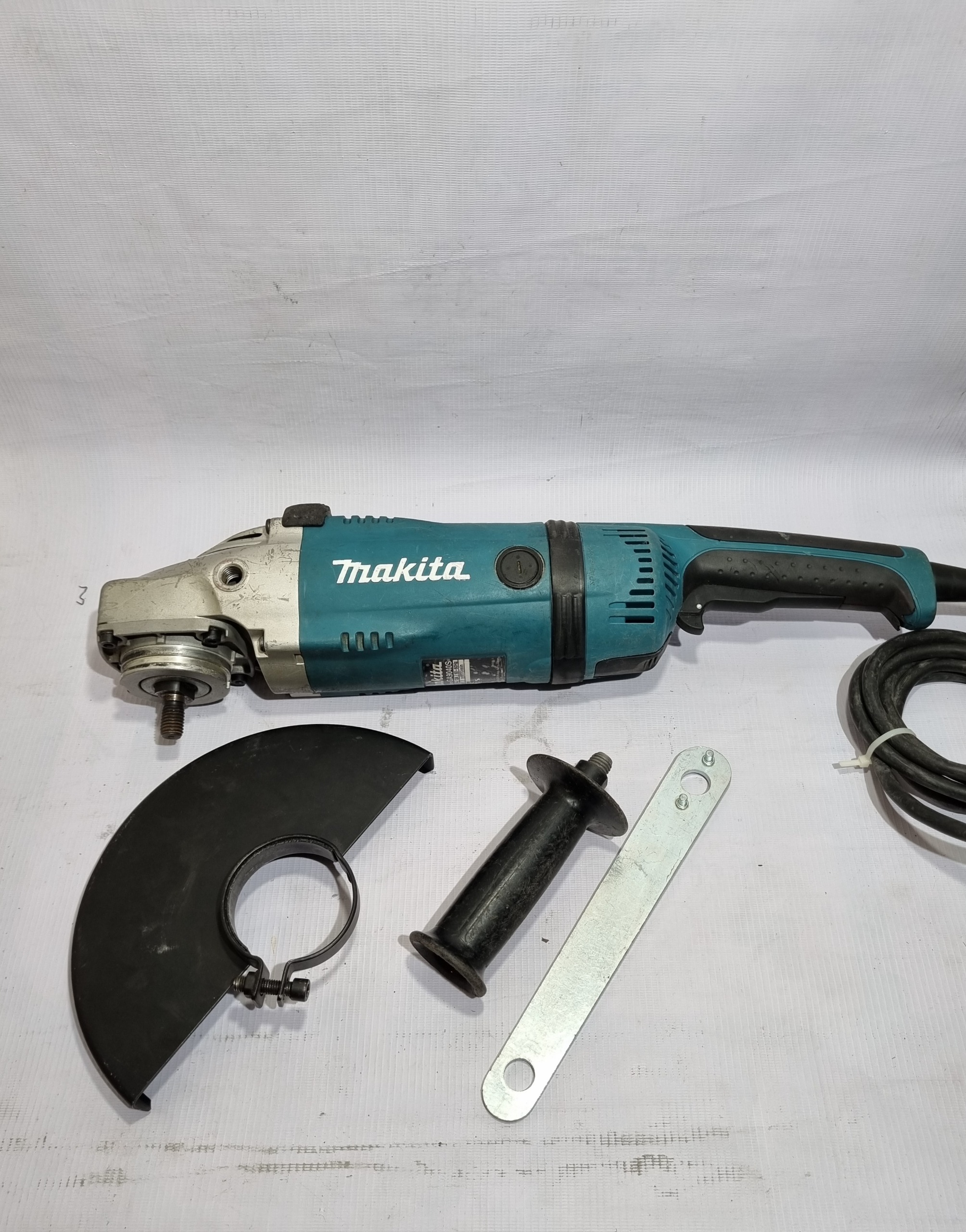 فرز سنگبری ماکیتا مدل GA9040s قدرت 2600 وات