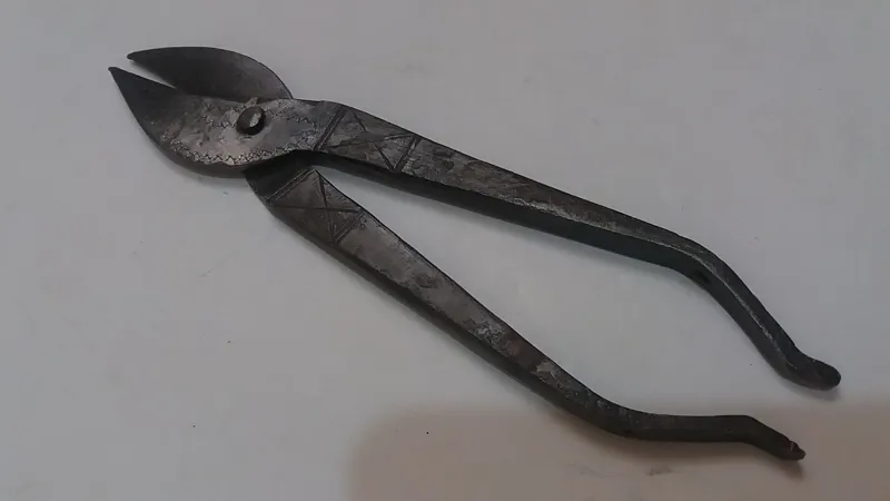 قیچی فولادی قدیمی و دستساز(ملاحظه توضیحات)