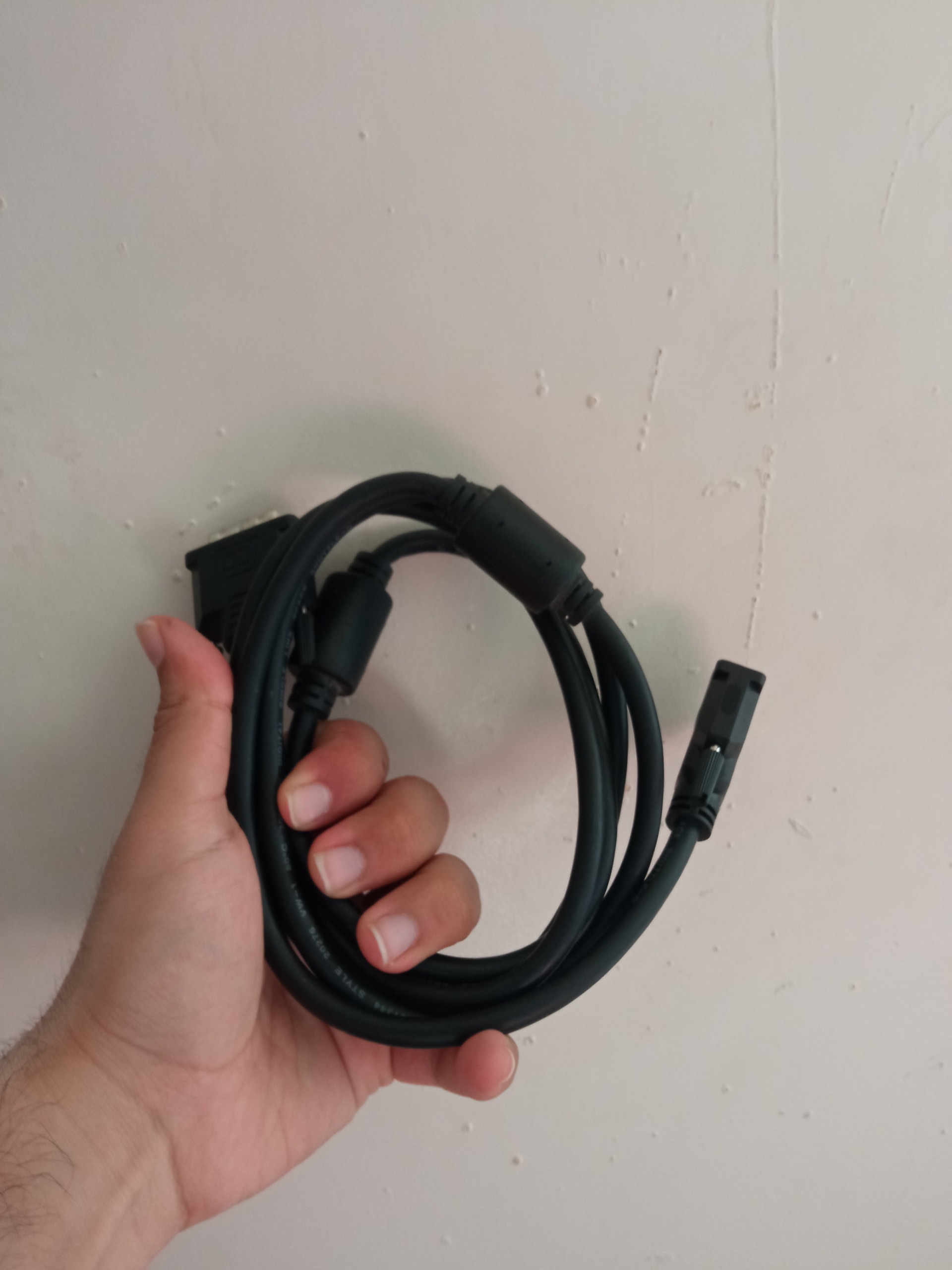 کابل dvi  داخل جعبه پروژکتور