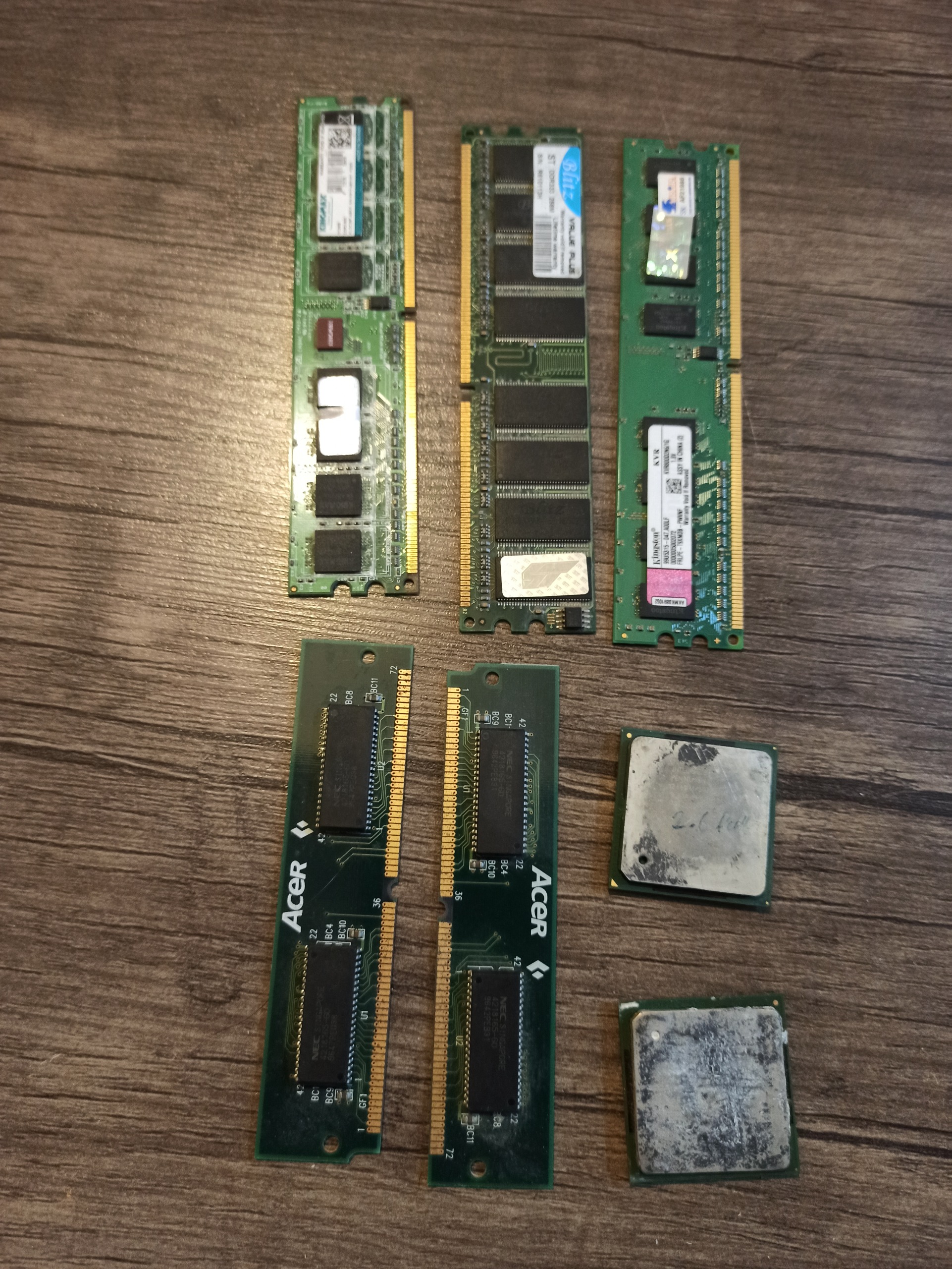 قطعات شامل رم،cpu,هارد،گرافیک