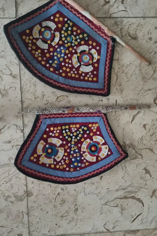 بادبزن دوخت دست دوز همراه مونجوق دوزی 2 عدد