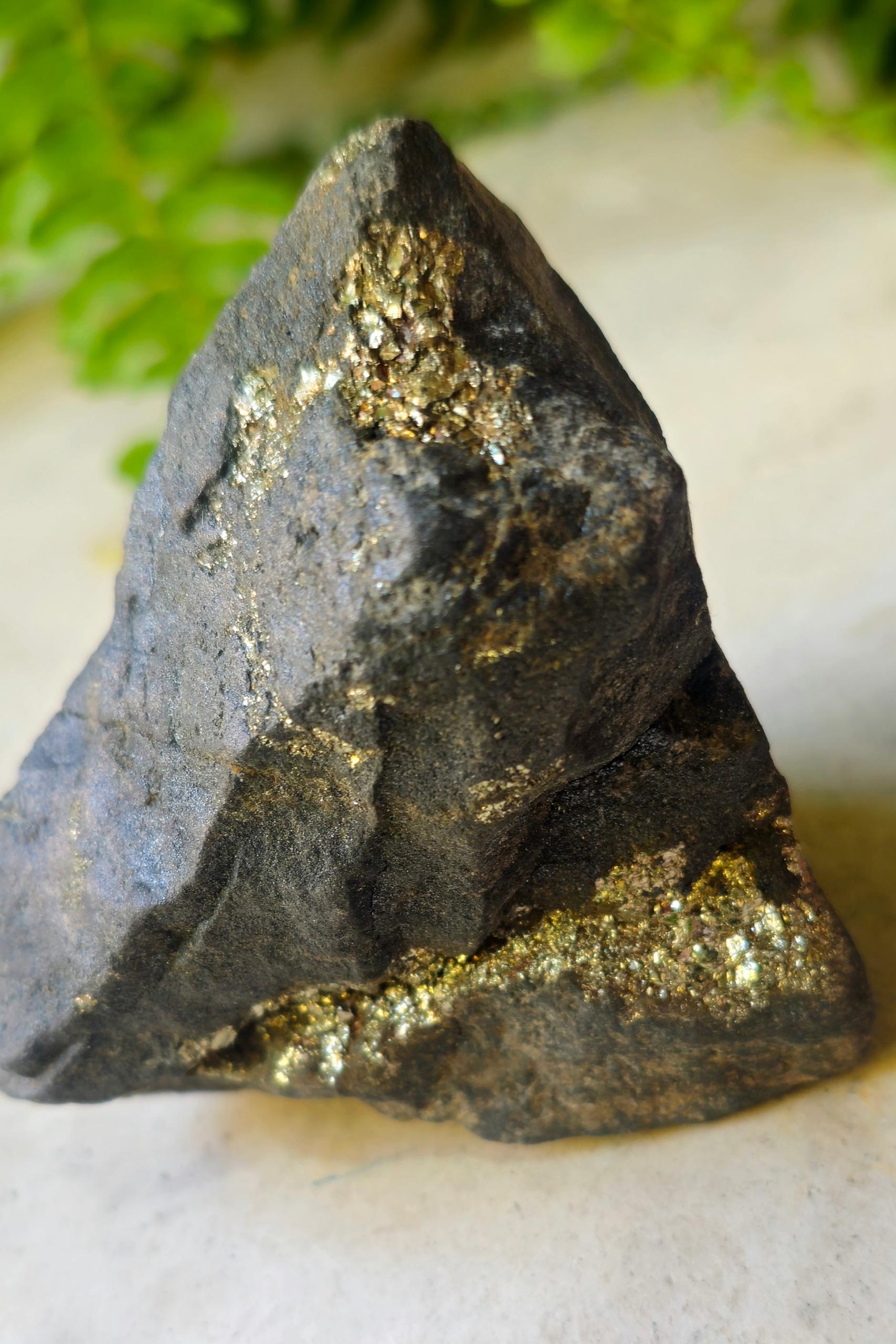 راف کلکسیونی زیبا با رگه های پیریت طلایی