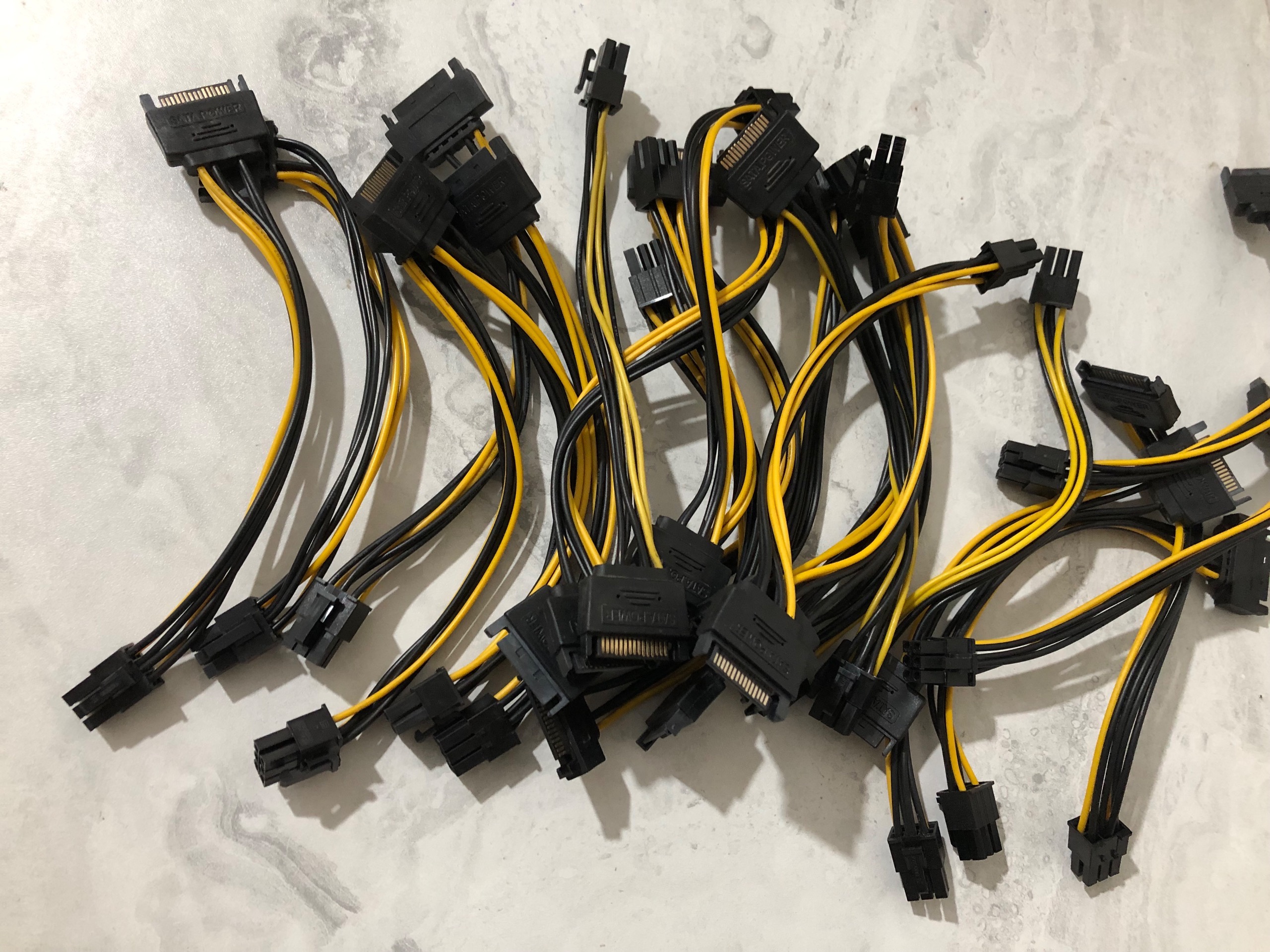 کابل تبدیل برق ساتا به 6 پین (SATA to 6 pin)