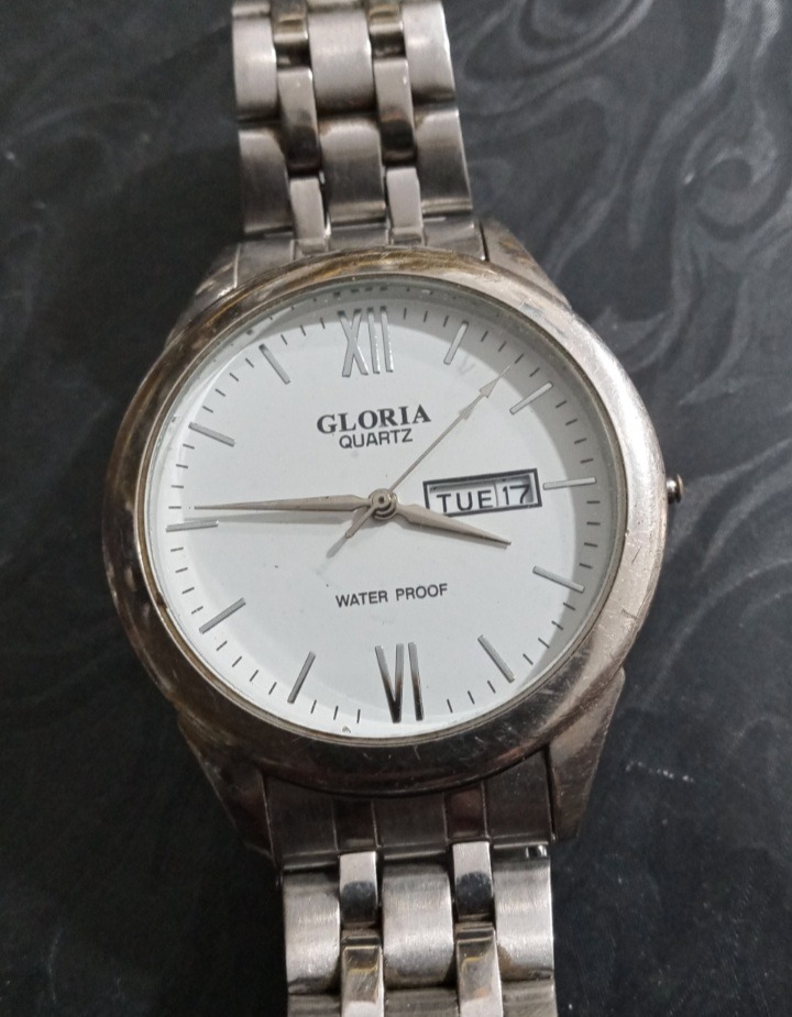 ساعت مچی مارک گلوریا .دو تقویم و قدیمی بشرح