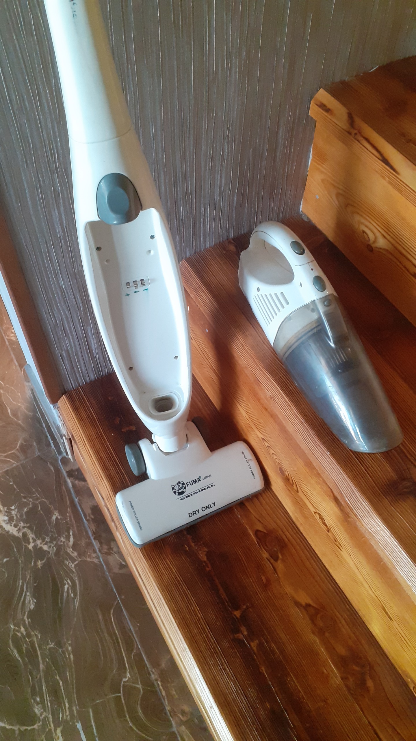 جارو شارژی دو تکه .دسته بلند مارک فوما شرح دارد