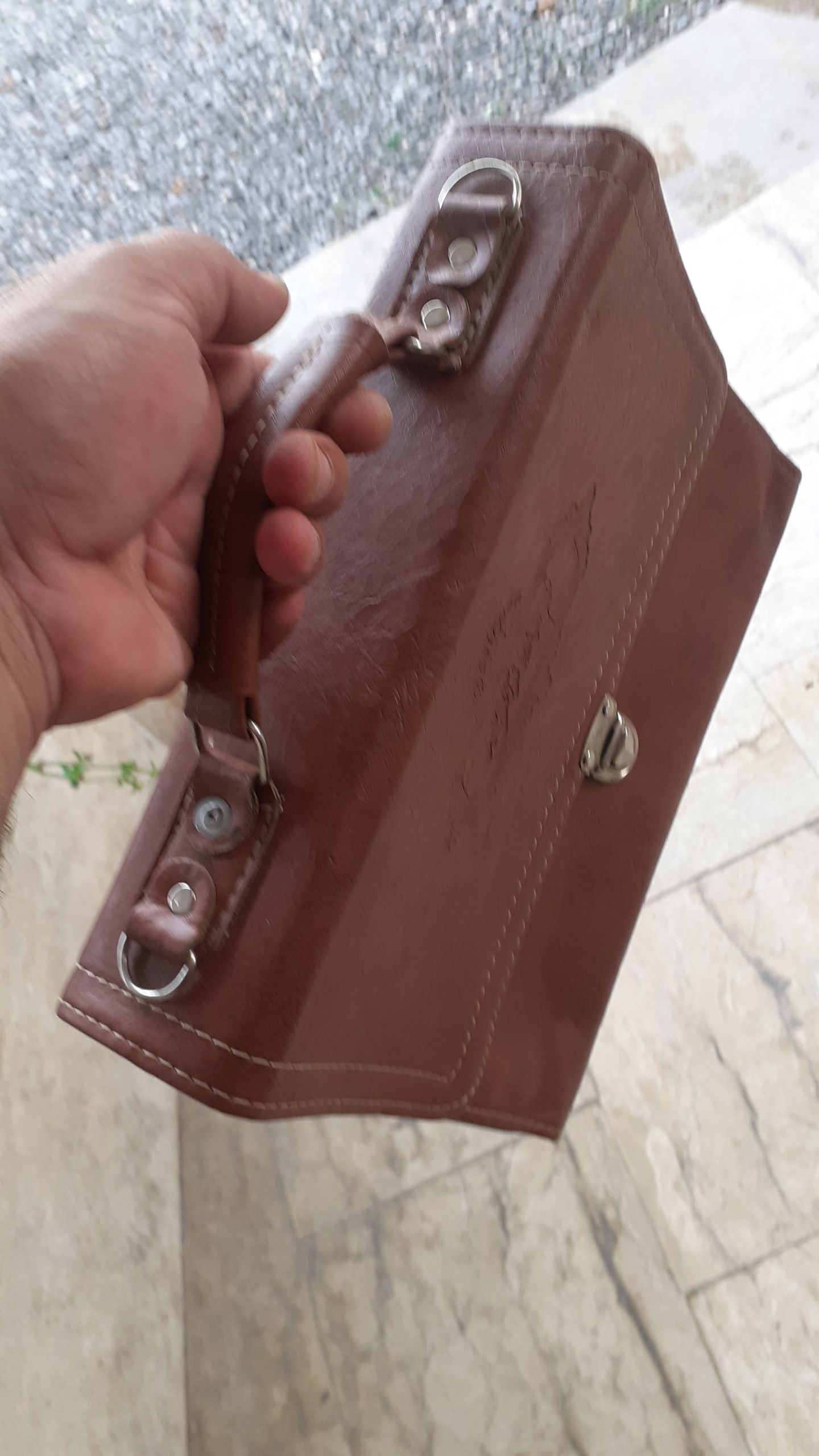 کیف دستی یا کیف کار برابر با تصاویر