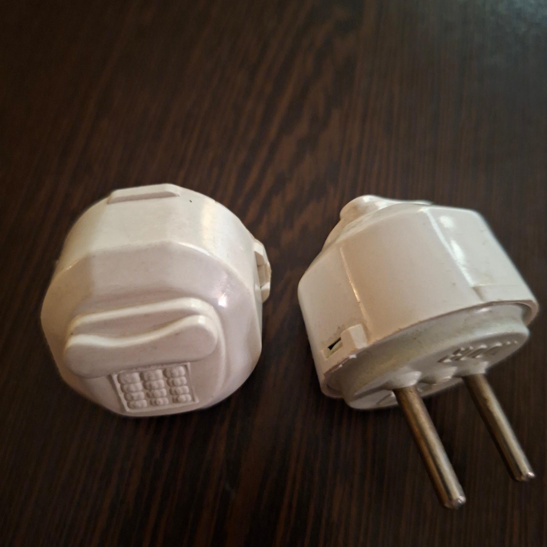 یک جفت دوشاخه تلفن