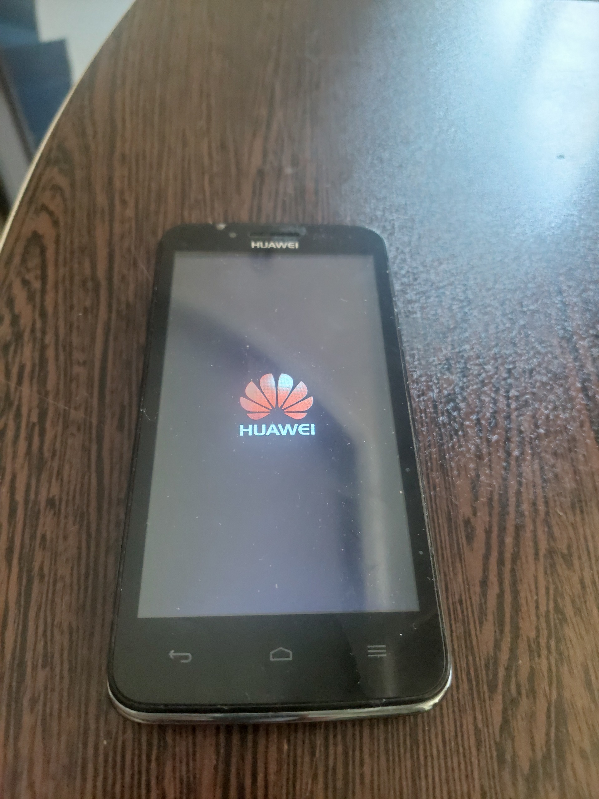 گوشی هواوی روی لوگو مونده