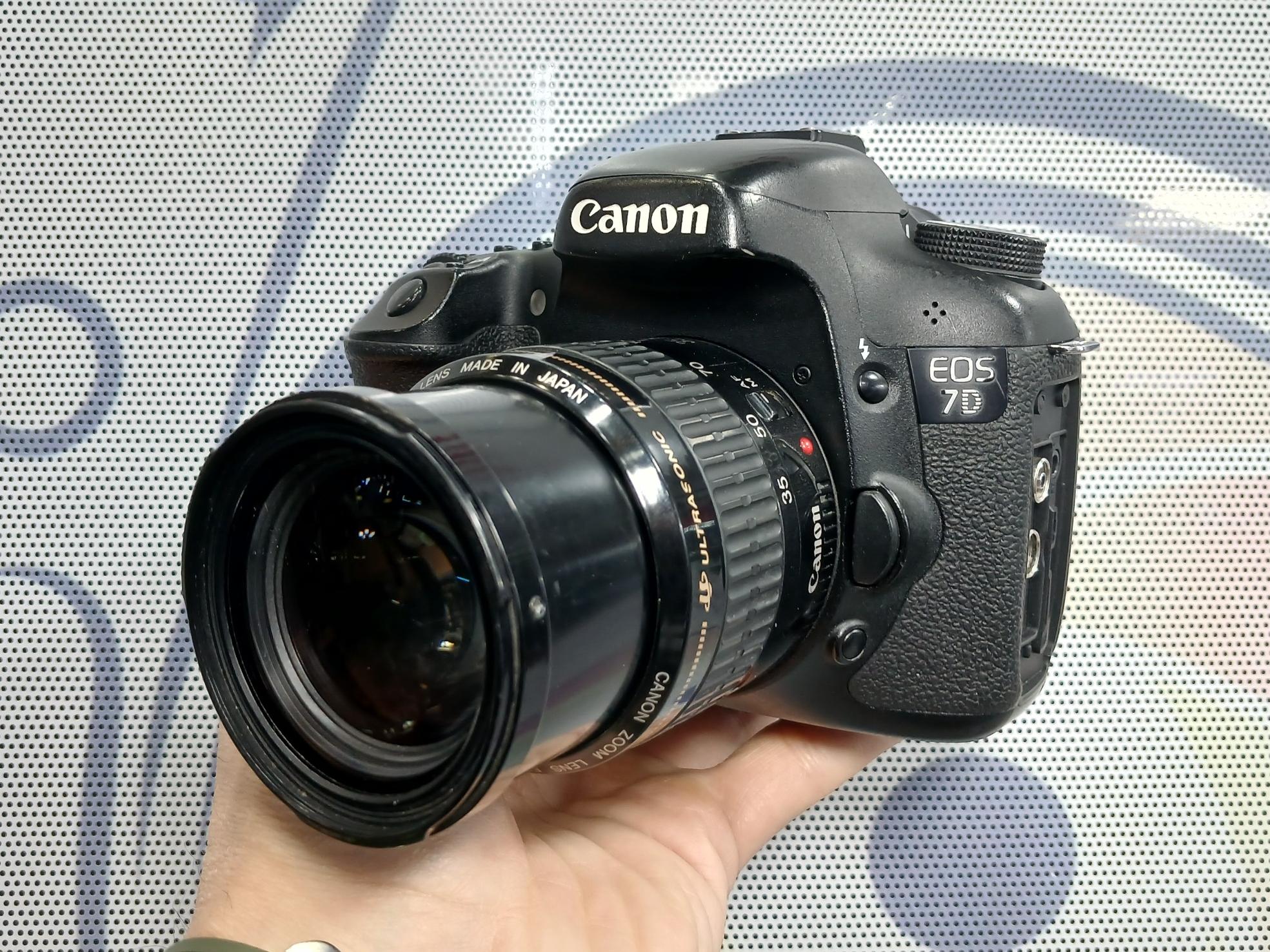 کانن مدل 7D با لنز 35.105 فول فریم