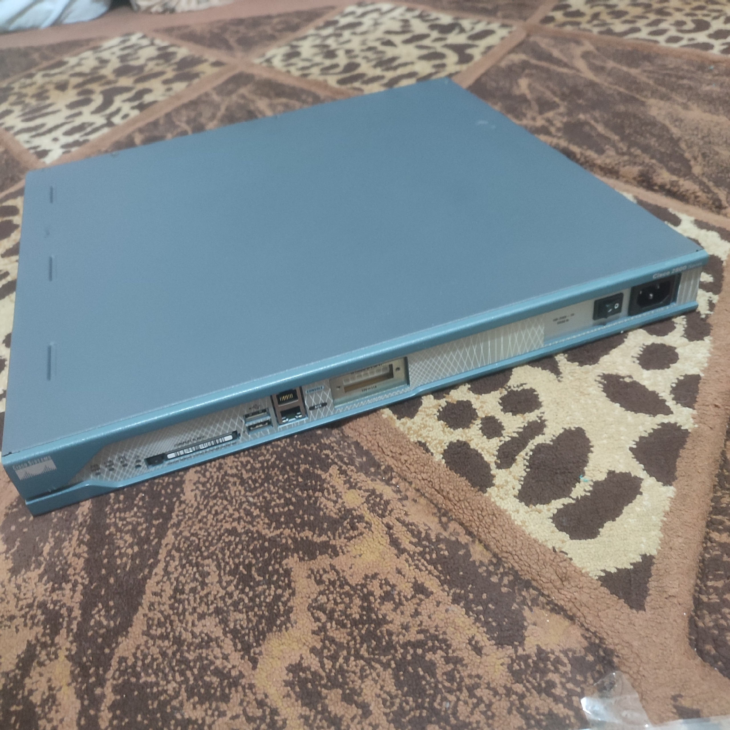 روتر سیسکو 2811 با تمام ماژول های ویپ