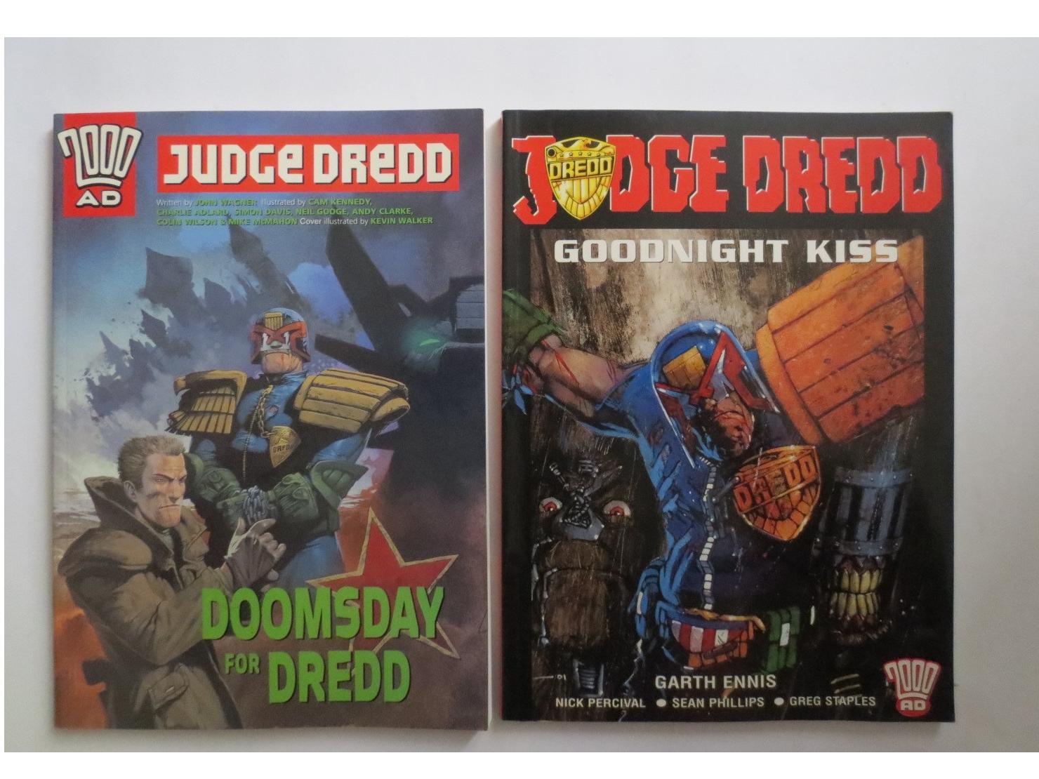 دو کتاب کمیک قاضی درد Judge Dredd