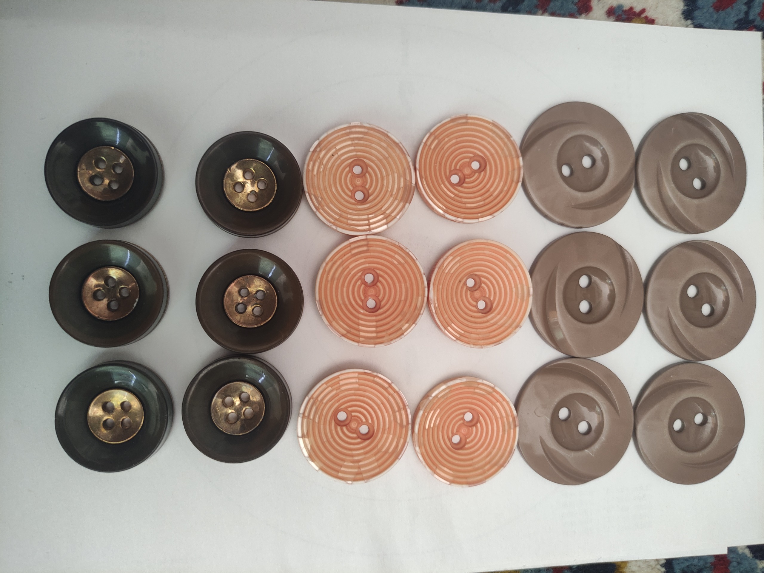 18 عدد دکمه بزرگ زیبا