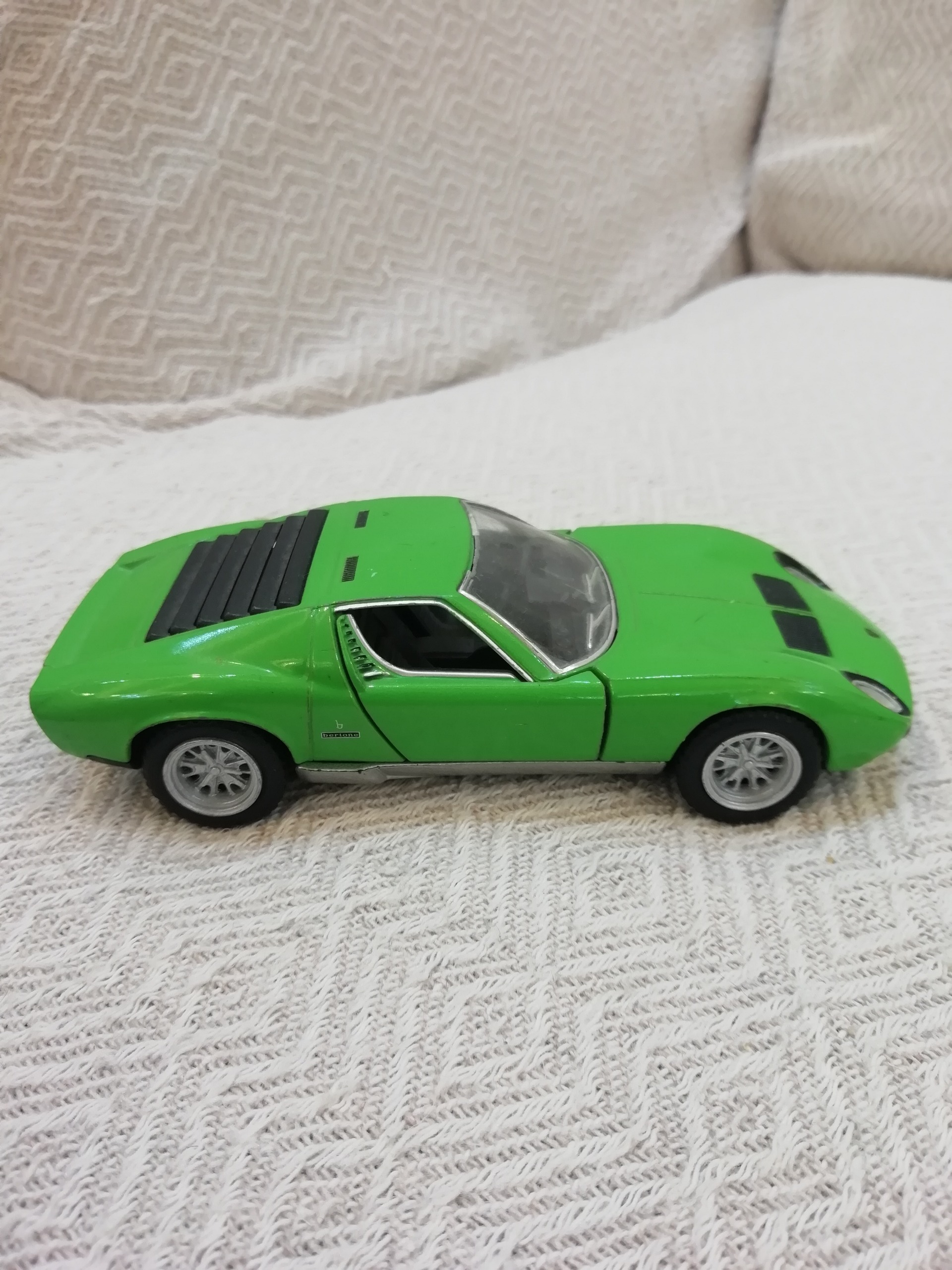 ماکت لامبورگینی میورا P400 SV 1971 کینزمارت