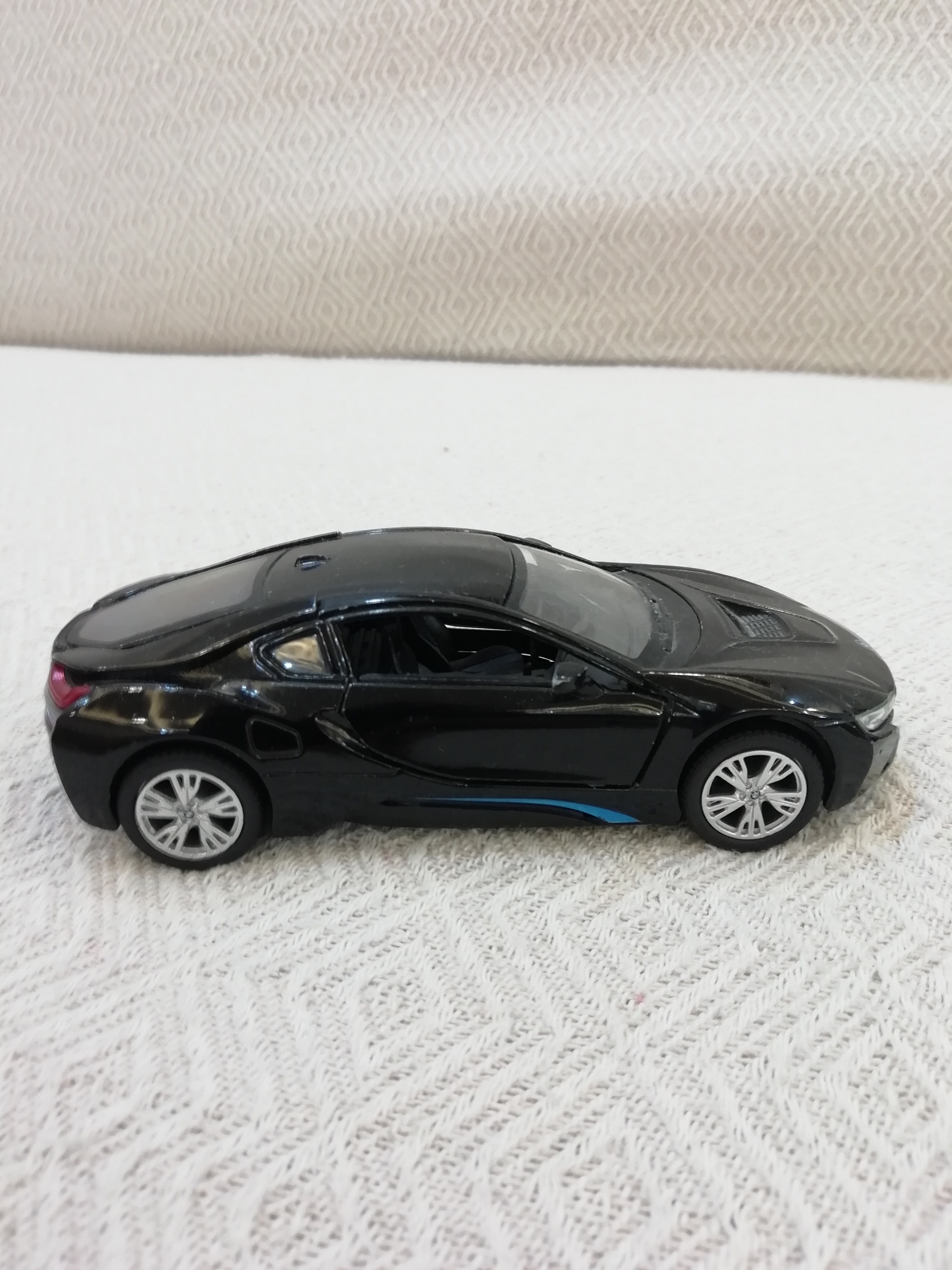 ماکت BMW i 8 کینزمارت