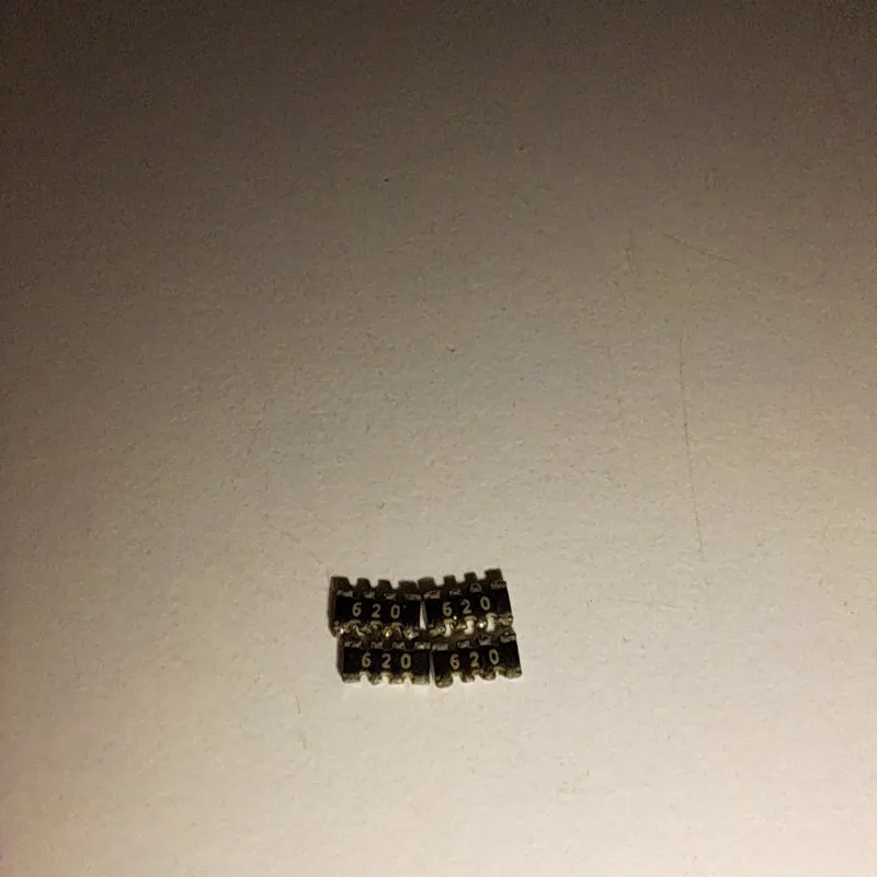 چهار عدد مقاومت آرایه ای (شانه ای) smd 62 اهم