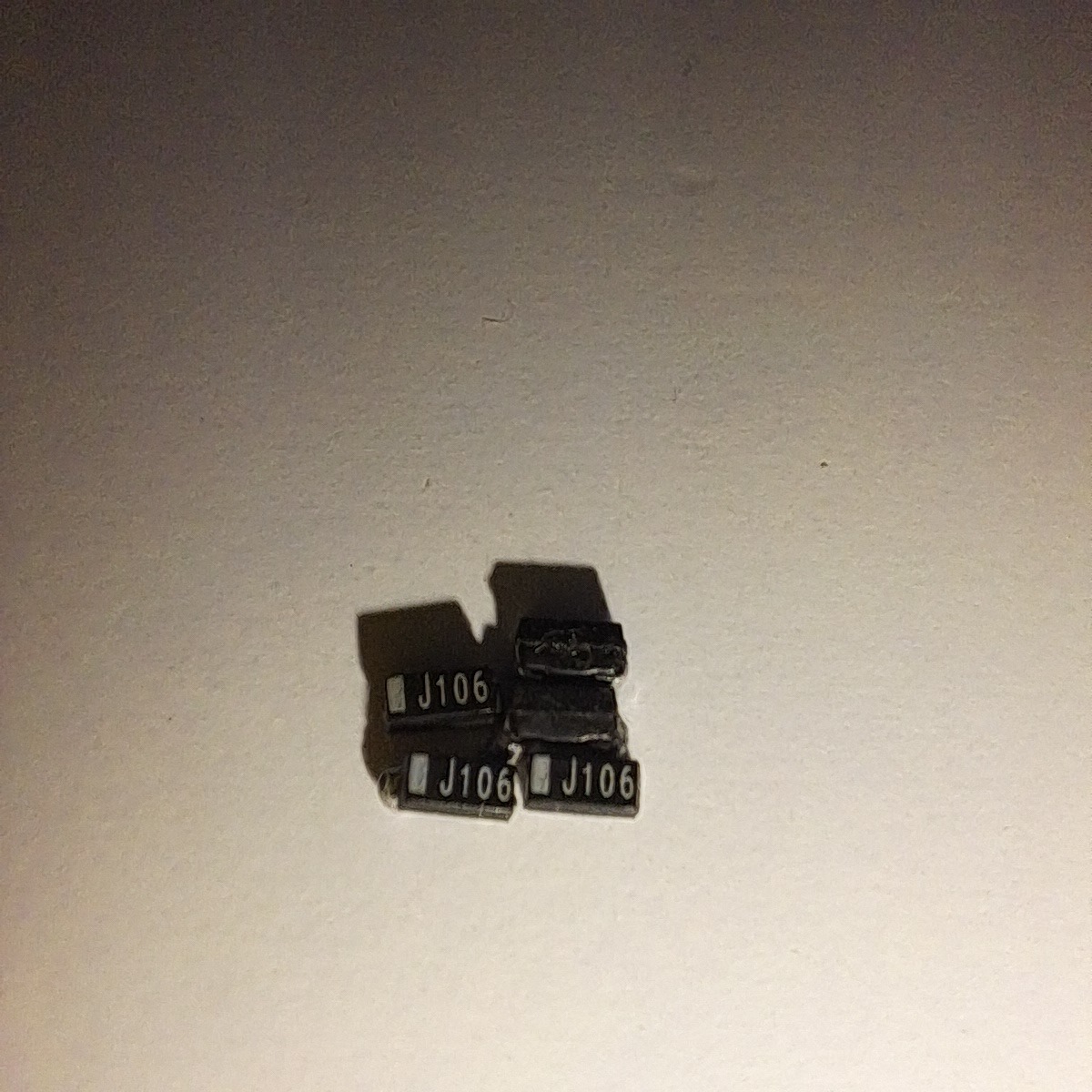 پنج عدد خازن تانتالیوم smd 10uf 6.3v