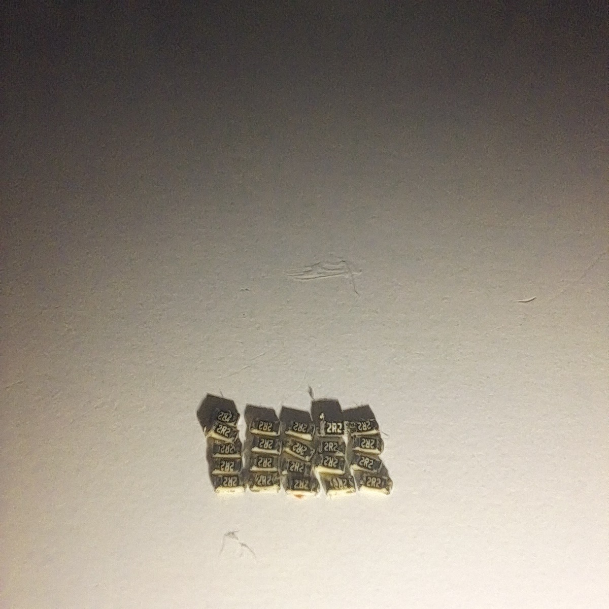 بیست و یک عدد مقاومت SMD 2.2 اهم 5%