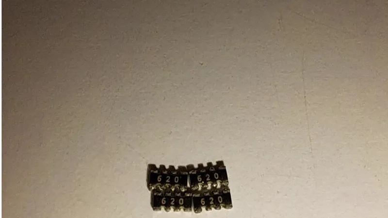 چهار عدد مقاومت آرایه ای (شانه ای) smd 62 اهم
