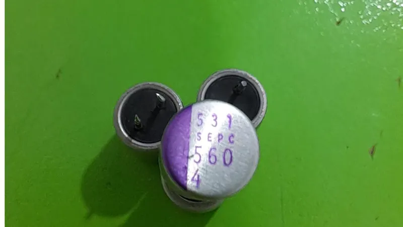 چهار عدد خازن جامد (خشک) 560uf 4v