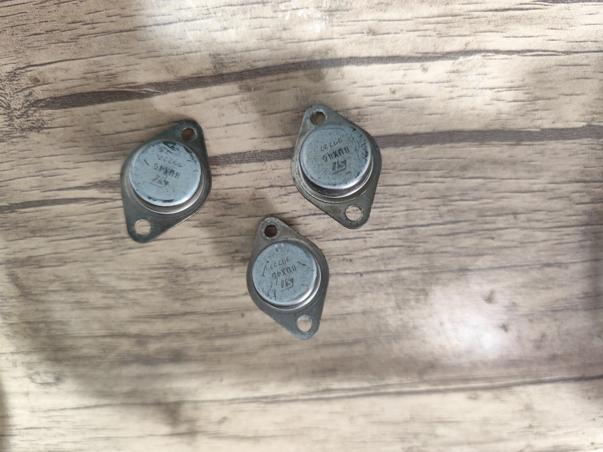 ترانزیستور قابلمه ای BUX40