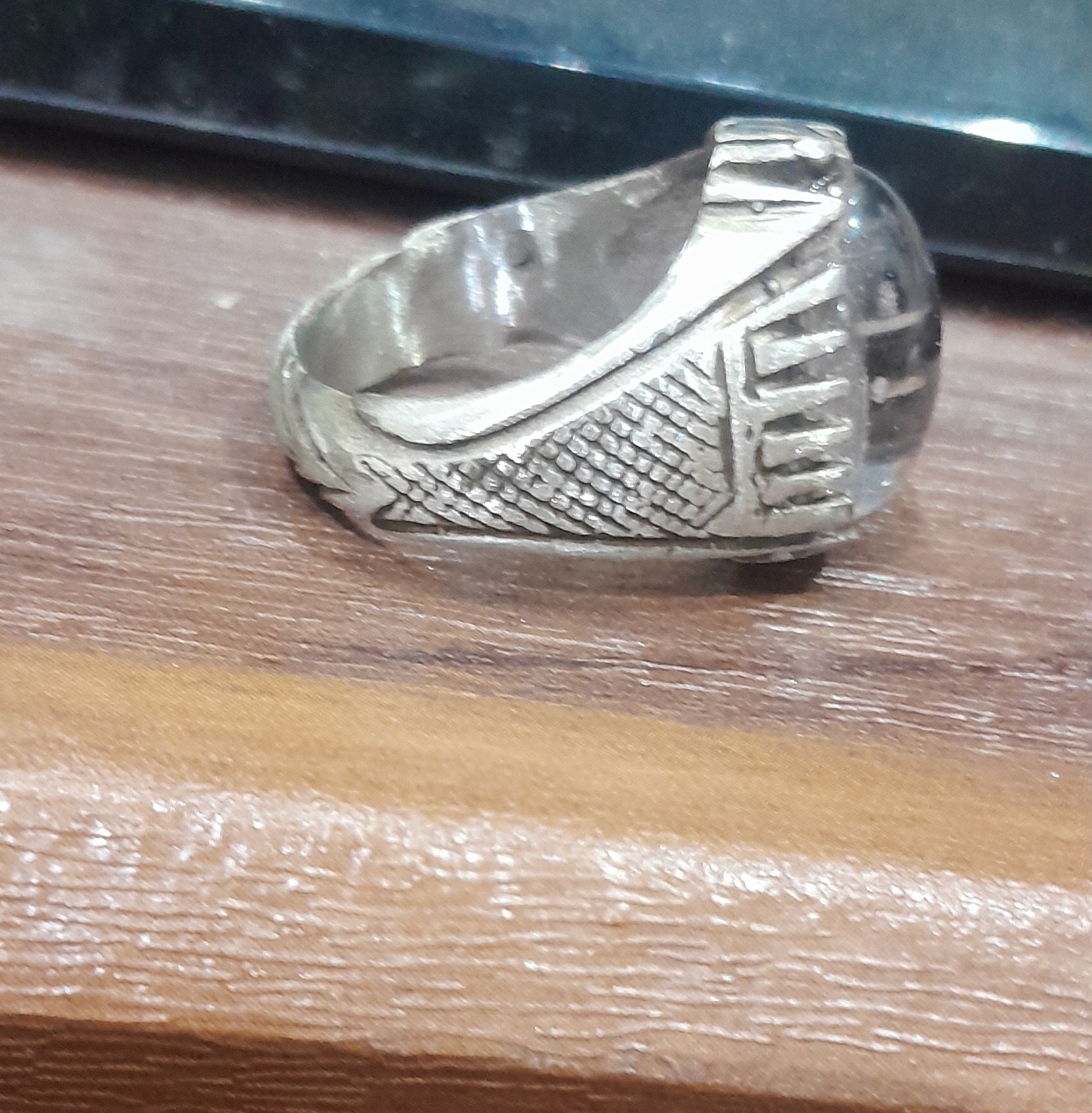 انگشتر در شب چراغ نایاب