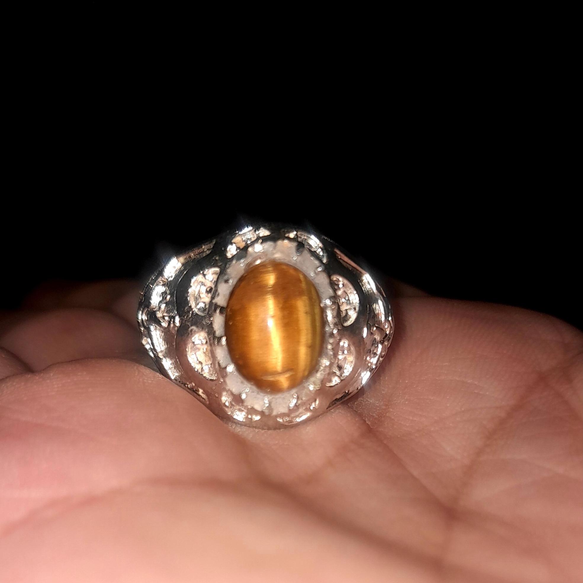 انگشتر چشم ببر با نماد فروهر روی رکاب