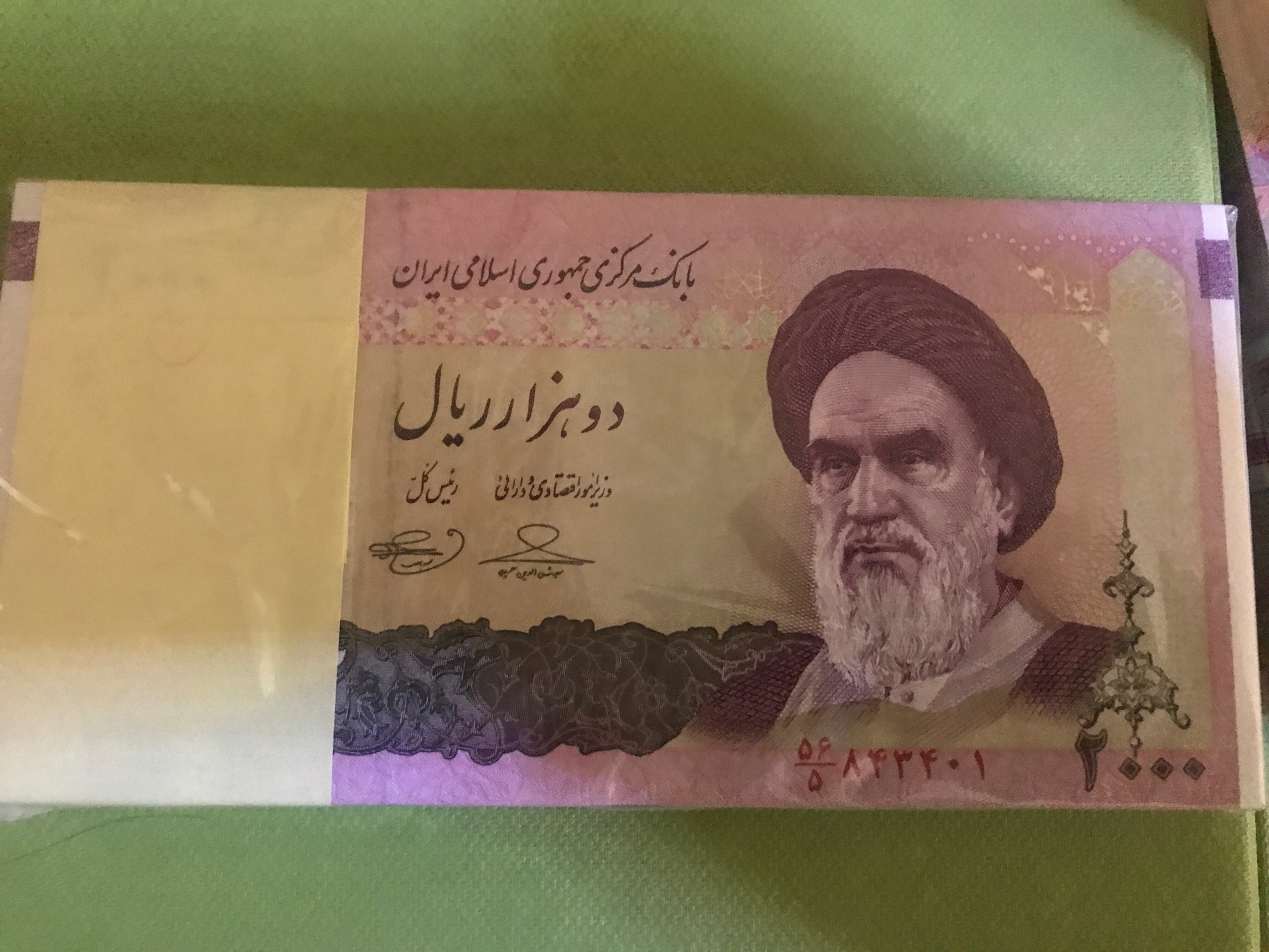2بسته اسکناس200تومنیو 100تومنی