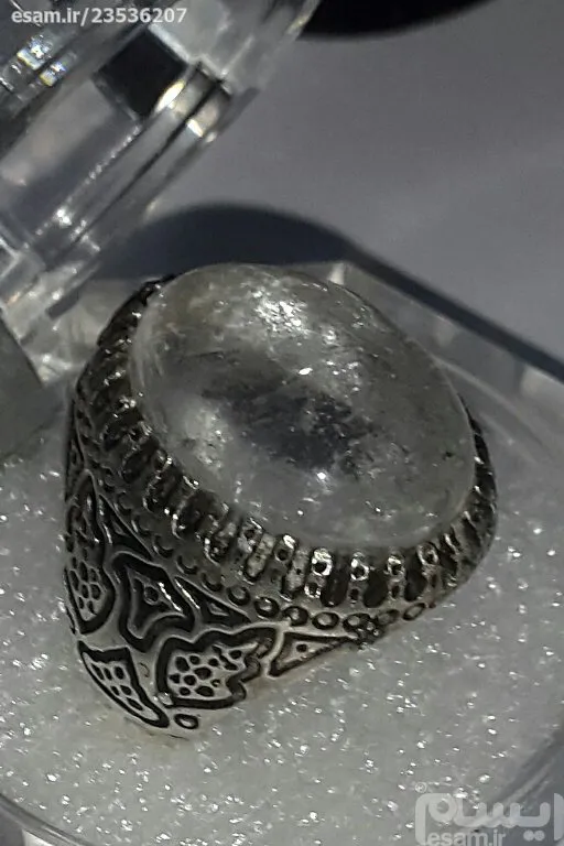 انگشتر در یخی بسیار قدیمی