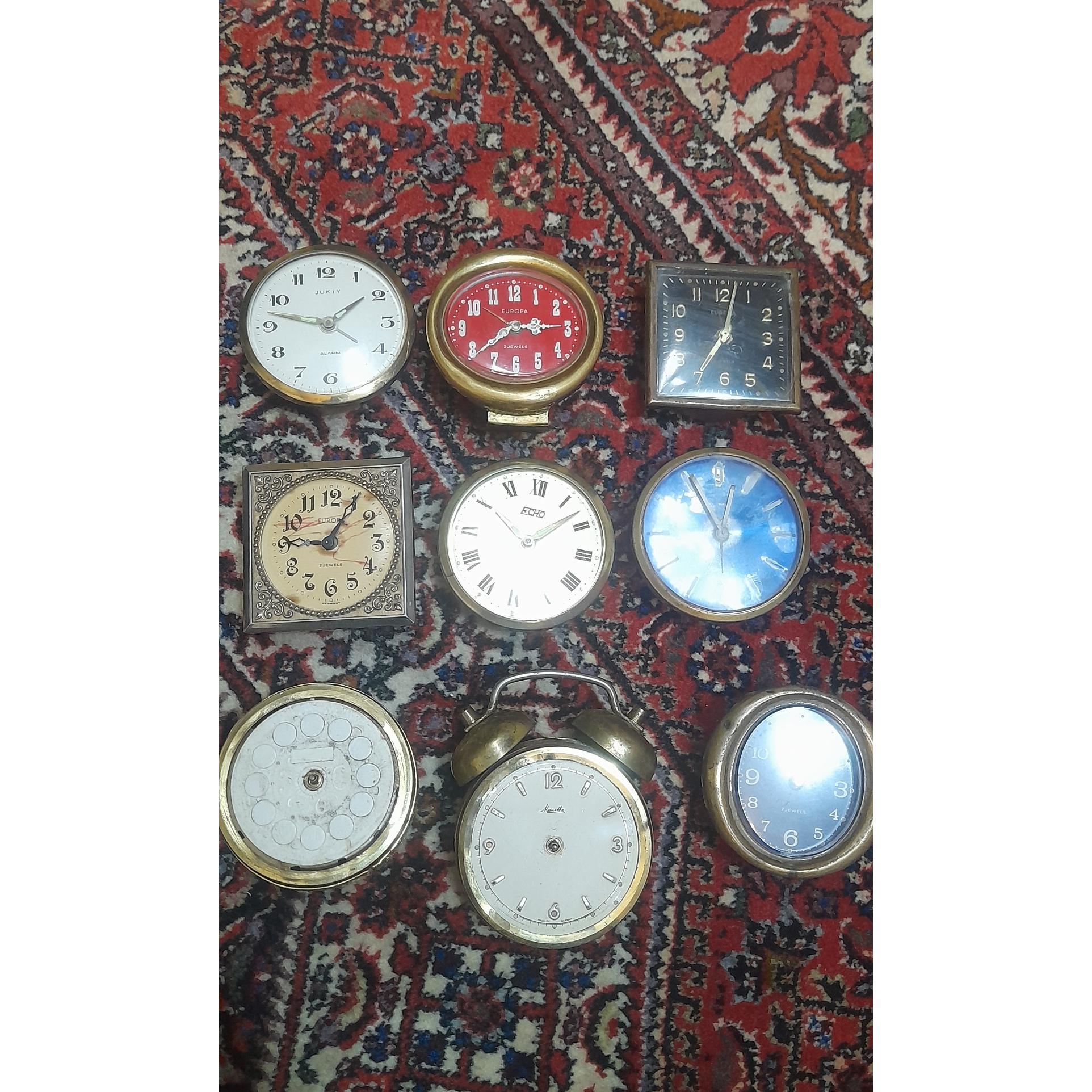 چند عدد ساعت رومیزی