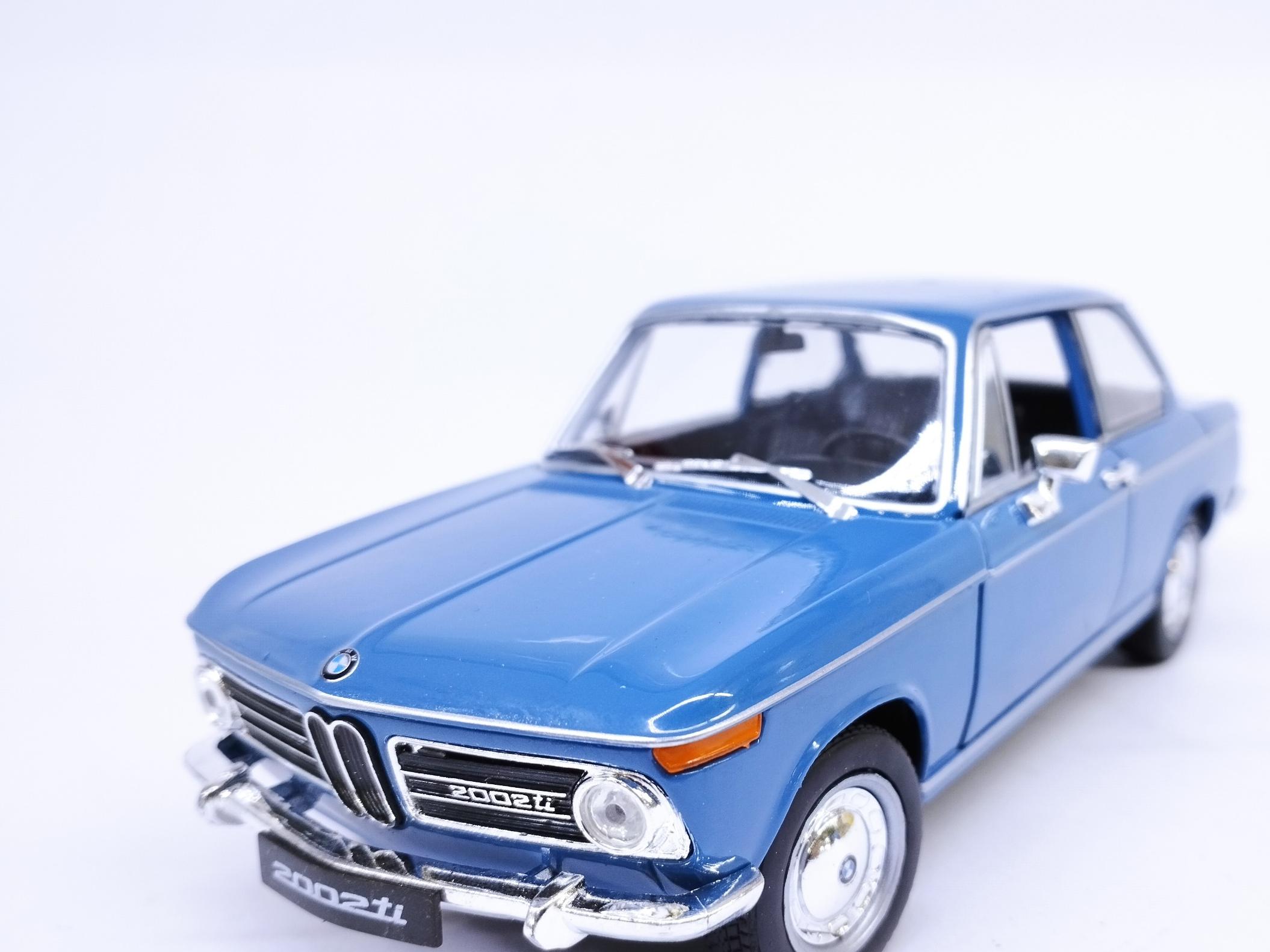 ماکت ماشین فلزی BMW 2002ti سایز 1/24 ساخت ویلی