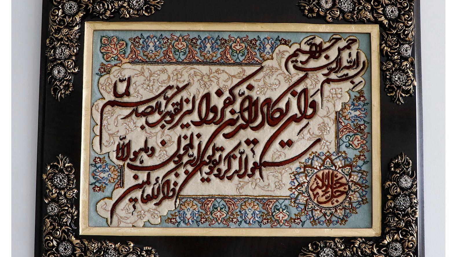 تابلوفرش دستباف برجسته وان یکادابریشم دارقاب اضافه