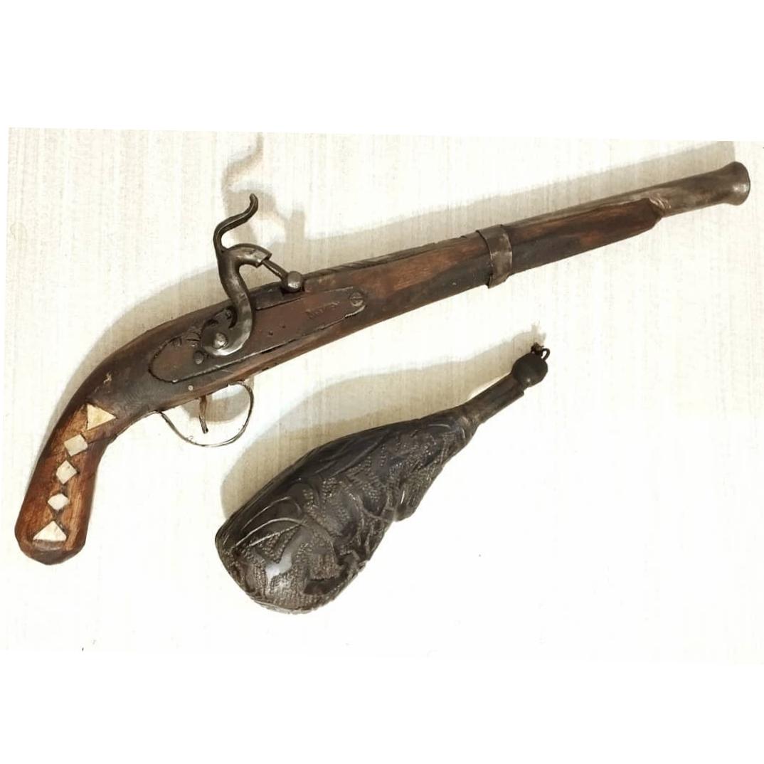 تپانچه و باروت دان قدیمی