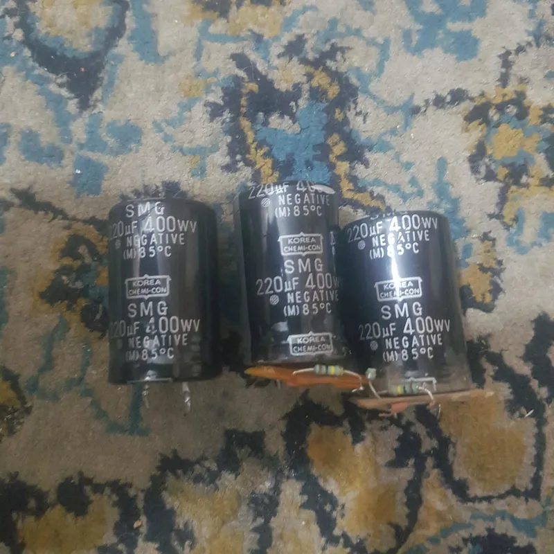 خازن 220uf 400v