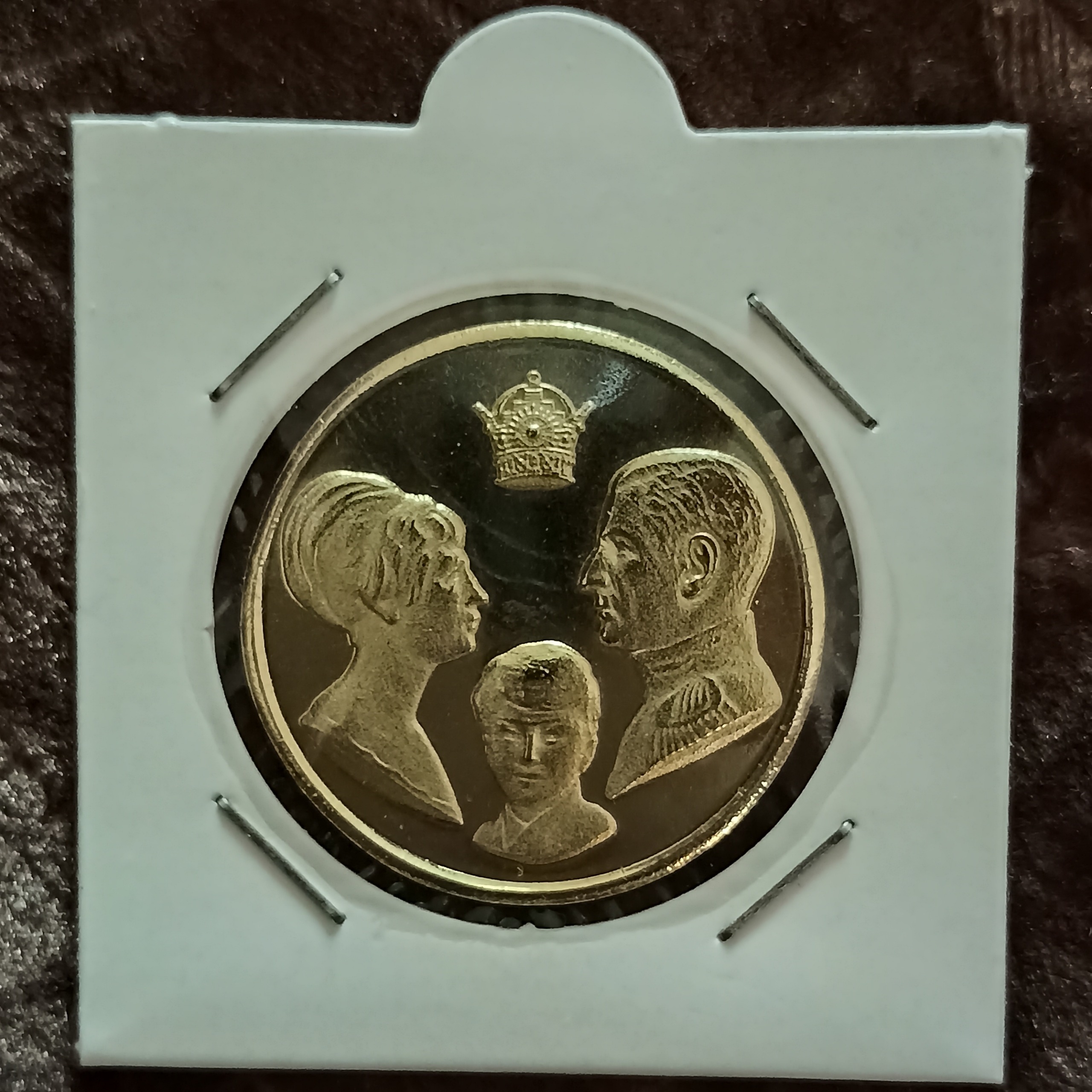 سکه سه رخ یادبود چهارم آبان 1346