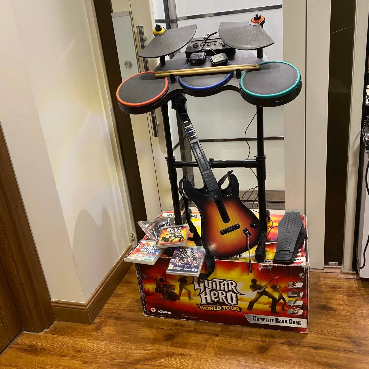 PS3 GUITAR HERO WOLRD TOUR DRUMS AND CONTROLLER