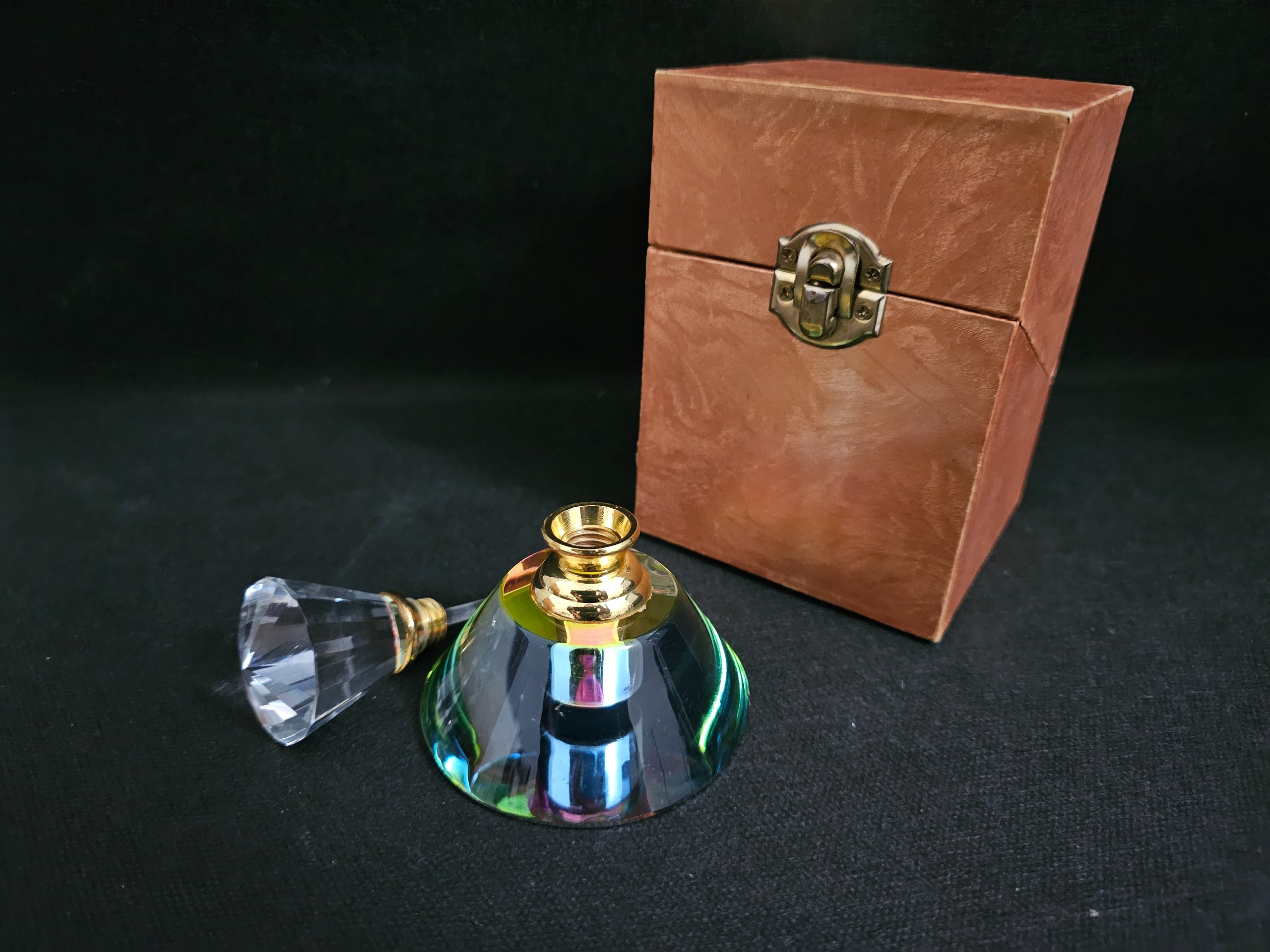 عطردان با جعبه